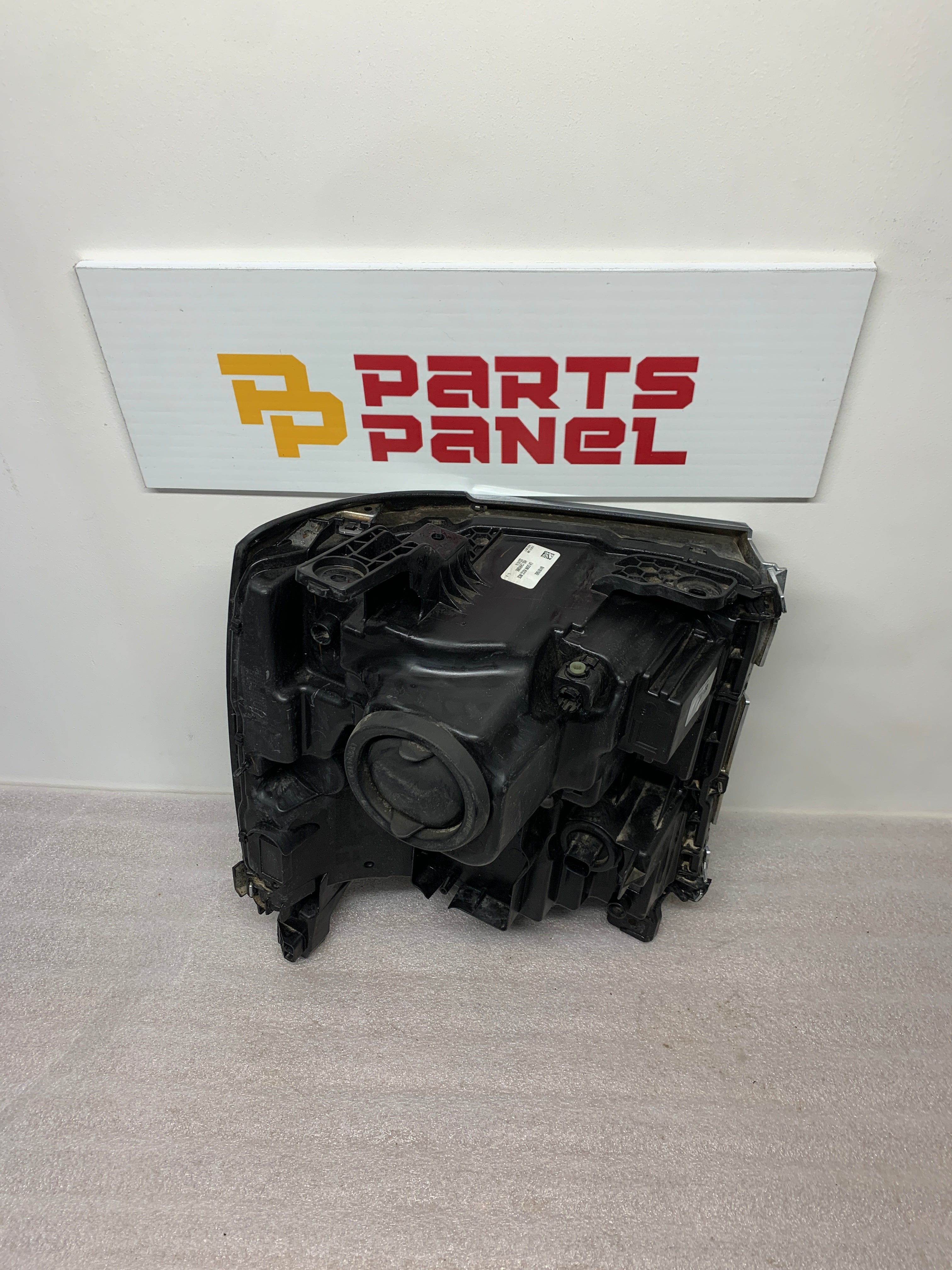 2016 - 2018 CHEVROLET SILVERADO 1500 DRIVER SIDE HEADLIGHT 84181562
