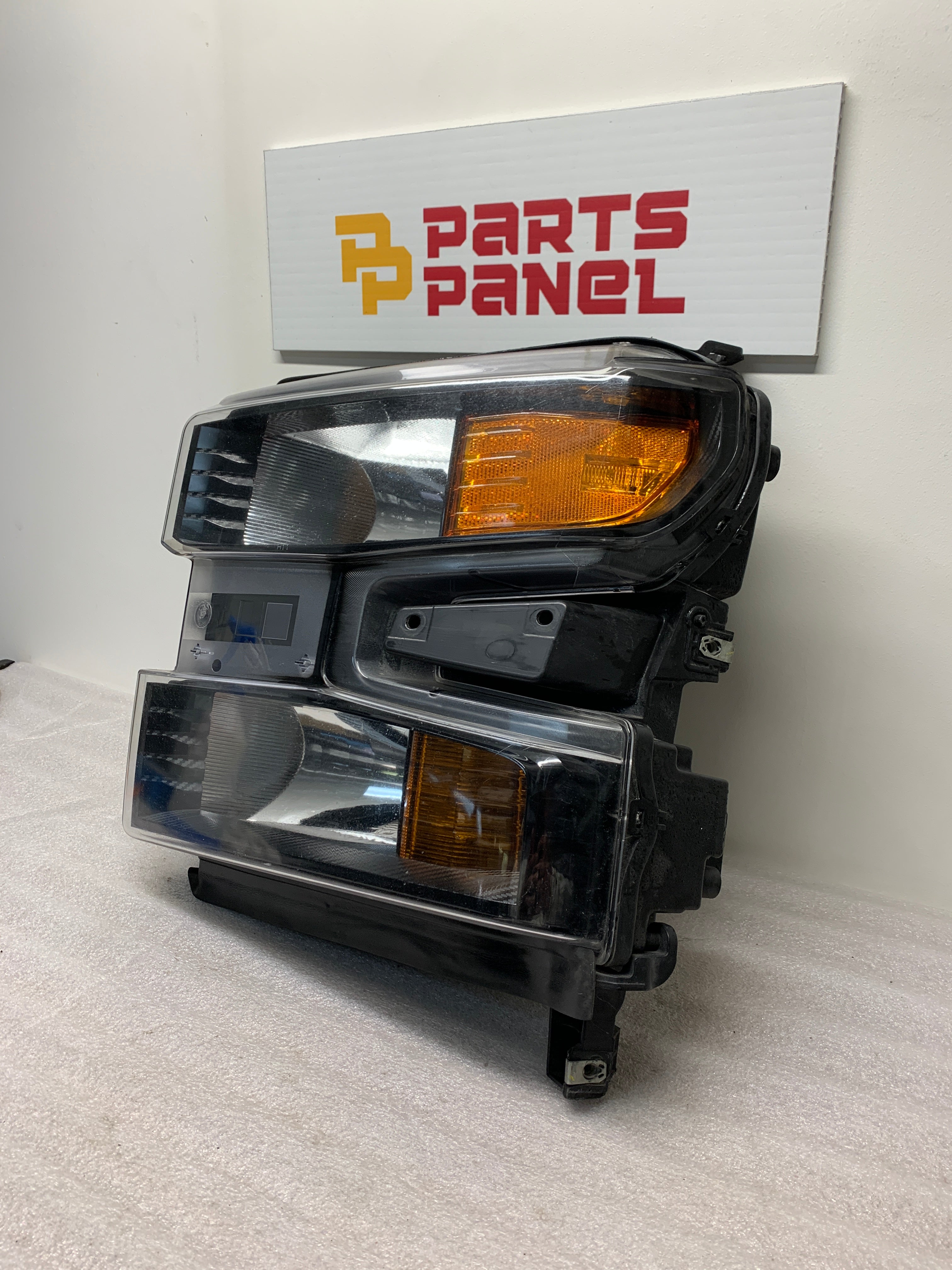 2019 - 2022 CHEVROLET SILVERADO 1500 DRIVER SIDE HEADLIGHT 84621848
