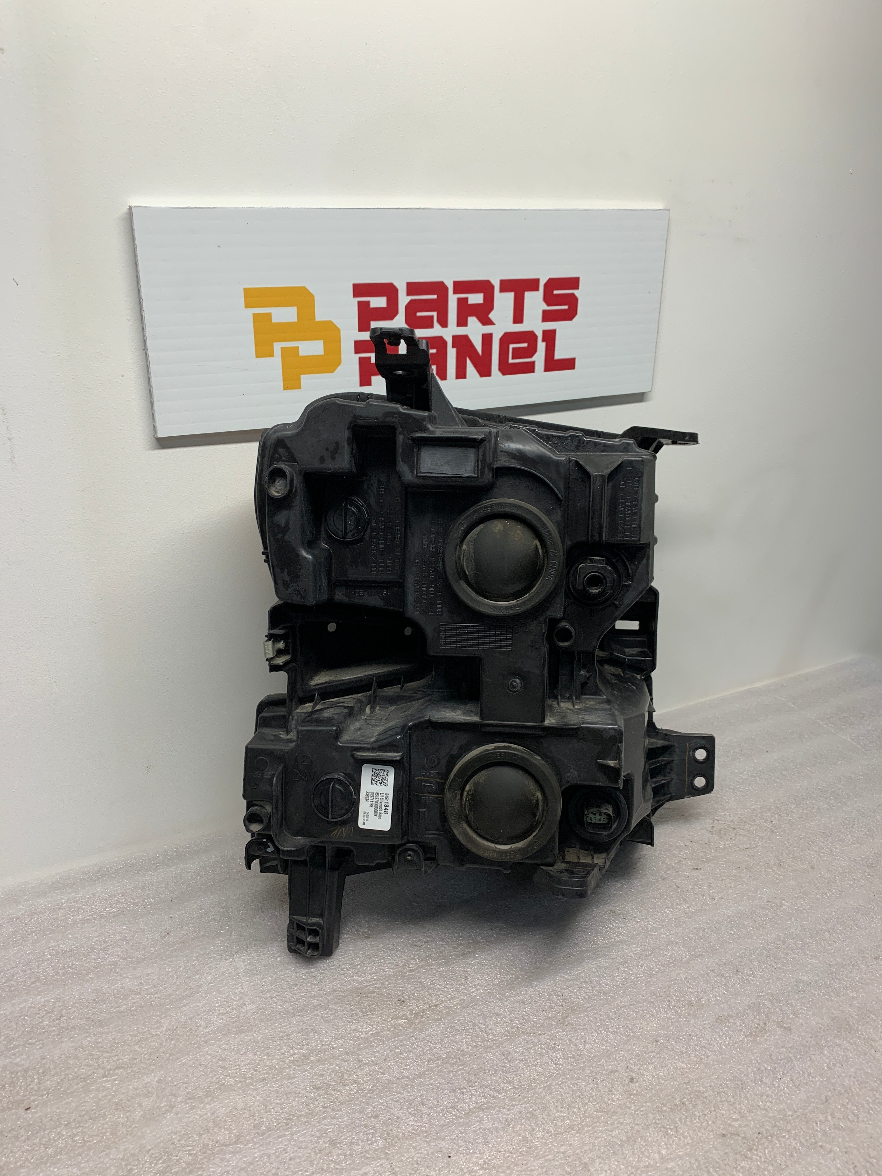 2019 - 2022 CHEVROLET SILVERADO 1500 DRIVER SIDE HEADLIGHT 84621848