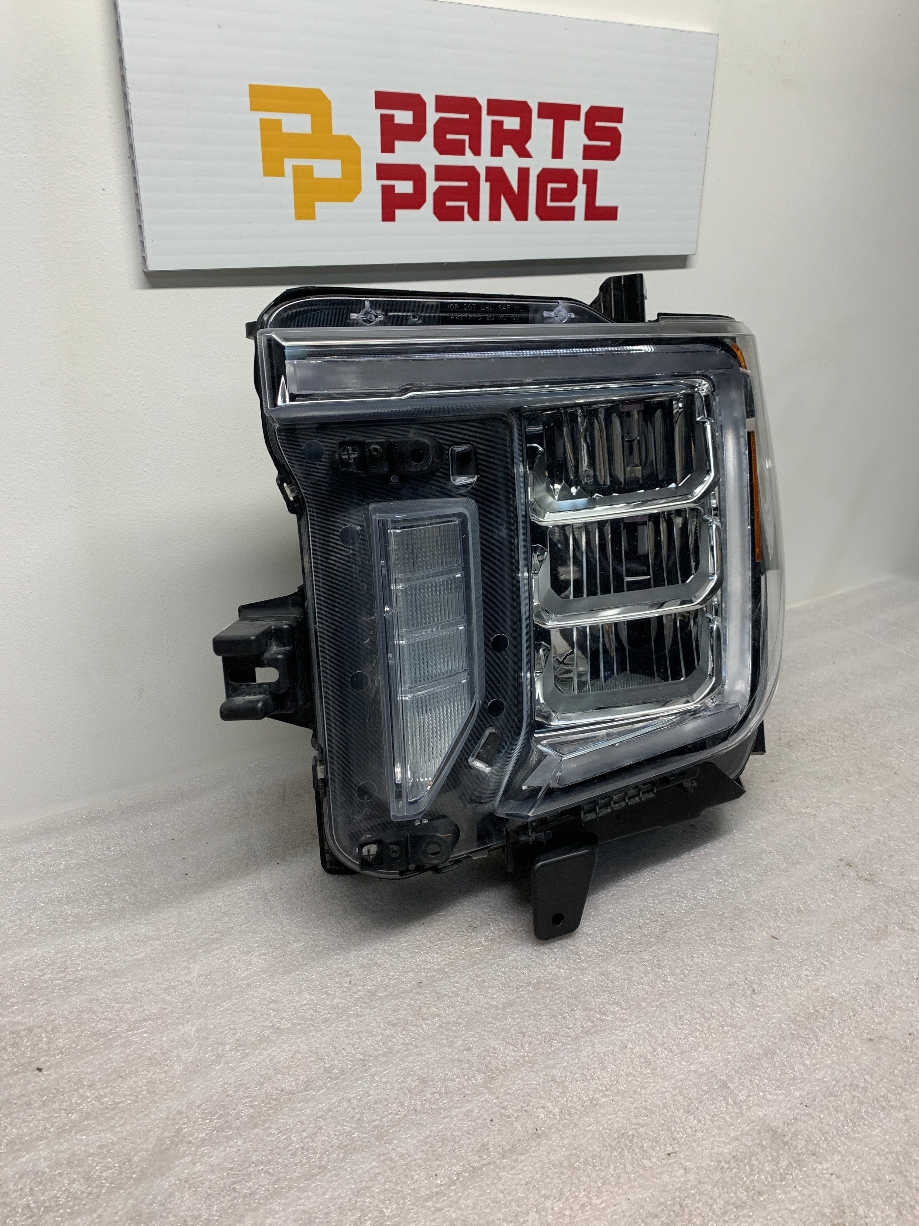 2020 - 2023 GMC SIERRA 2500 3500 HEAVY DUTY DRIVER SIDE HEADLIGHT 84738614