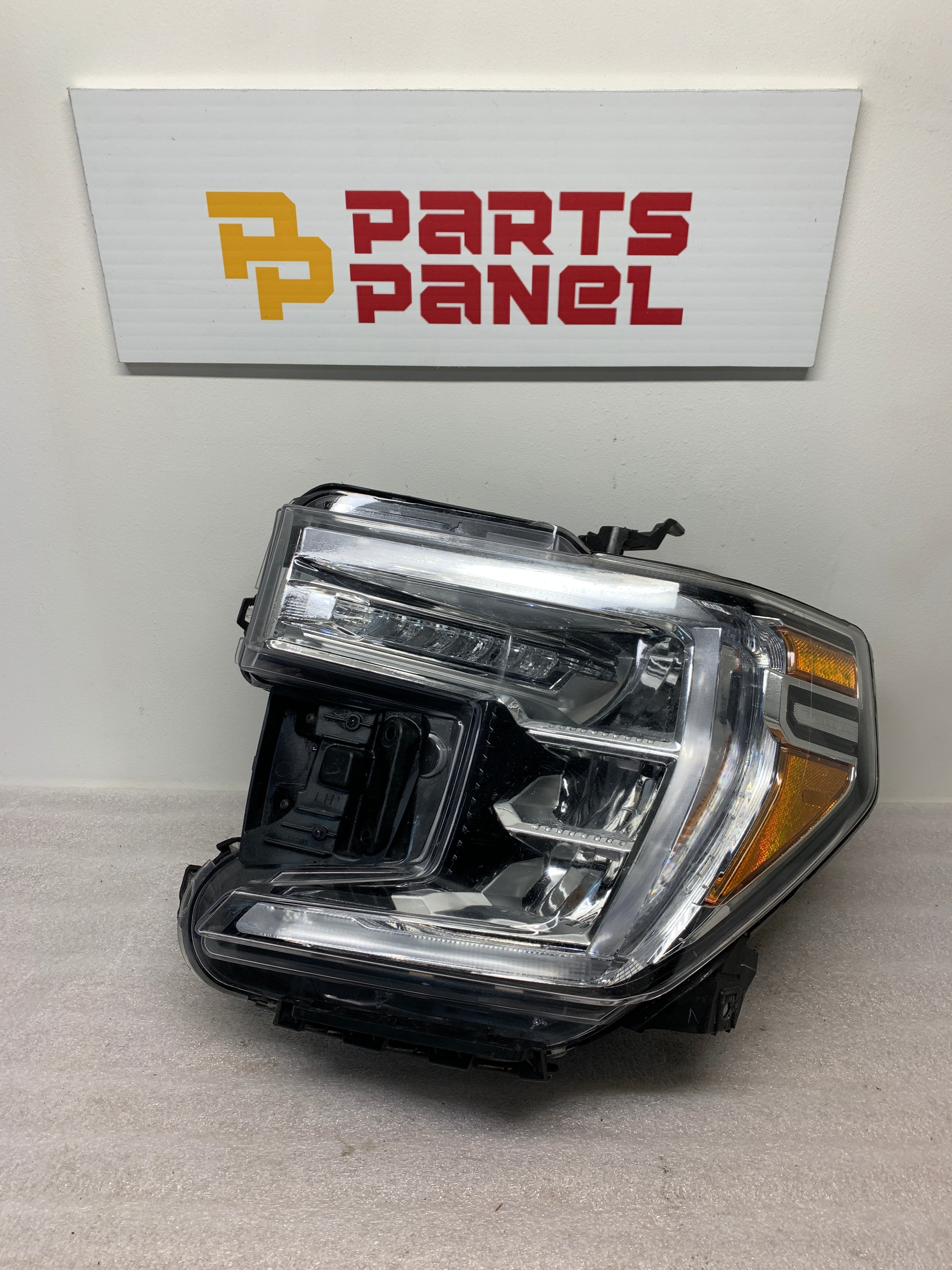 2019 - 2022 GMC SIERRA 1500 DRIVER SIDE HEADLIGHT 84772476