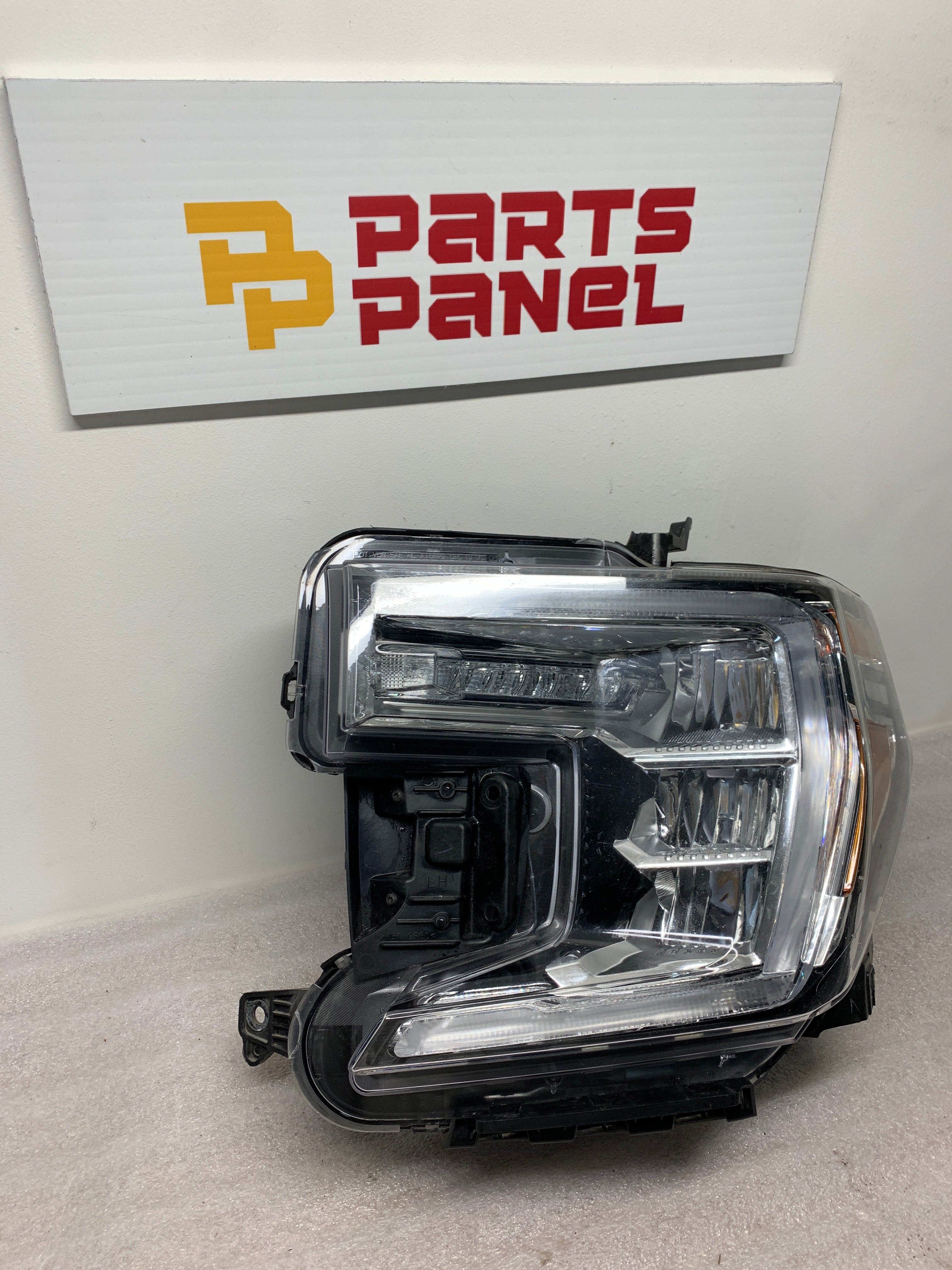 2019 - 2022 GMC SIERRA 1500 DRIVER SIDE HEADLIGHT 84772476