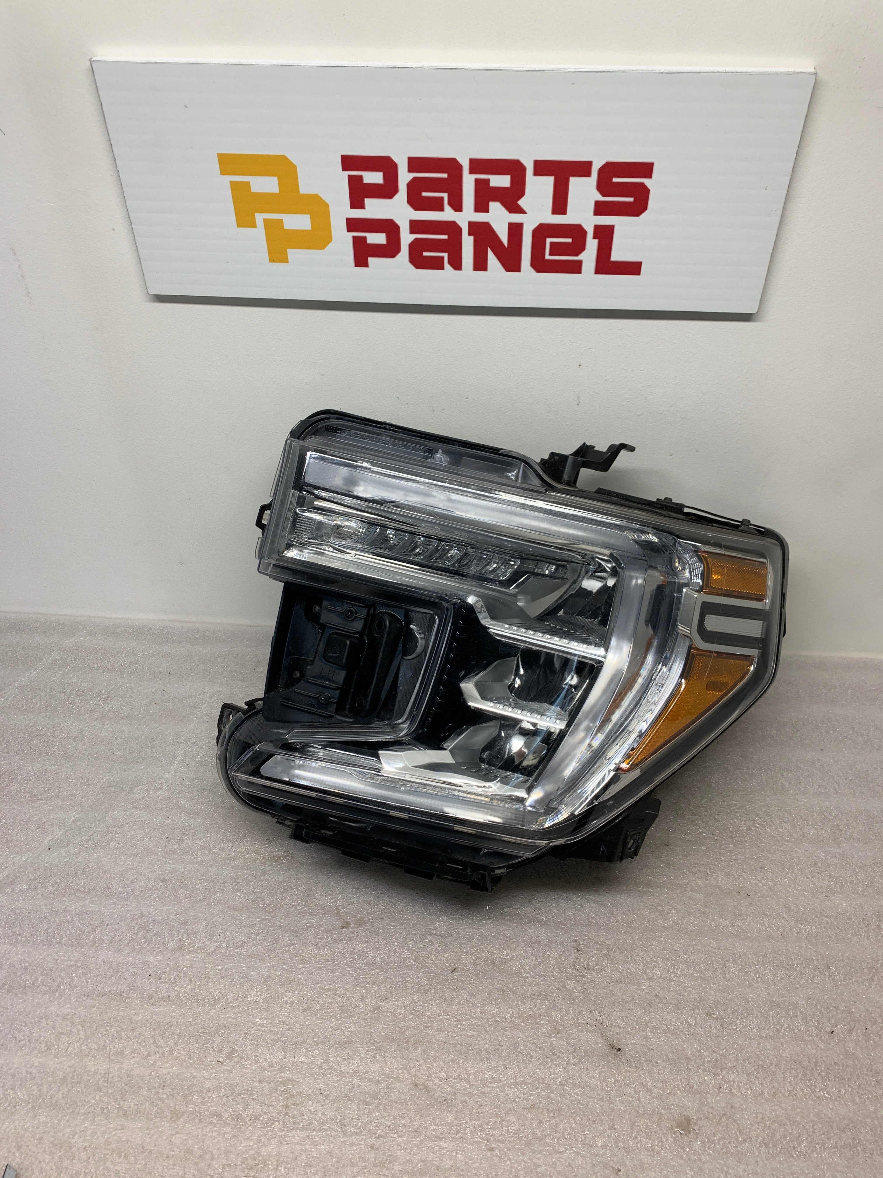 2019 - 2022 GMC SIERRA 1500 DRIVER SIDE HEADLIGHT 84772476