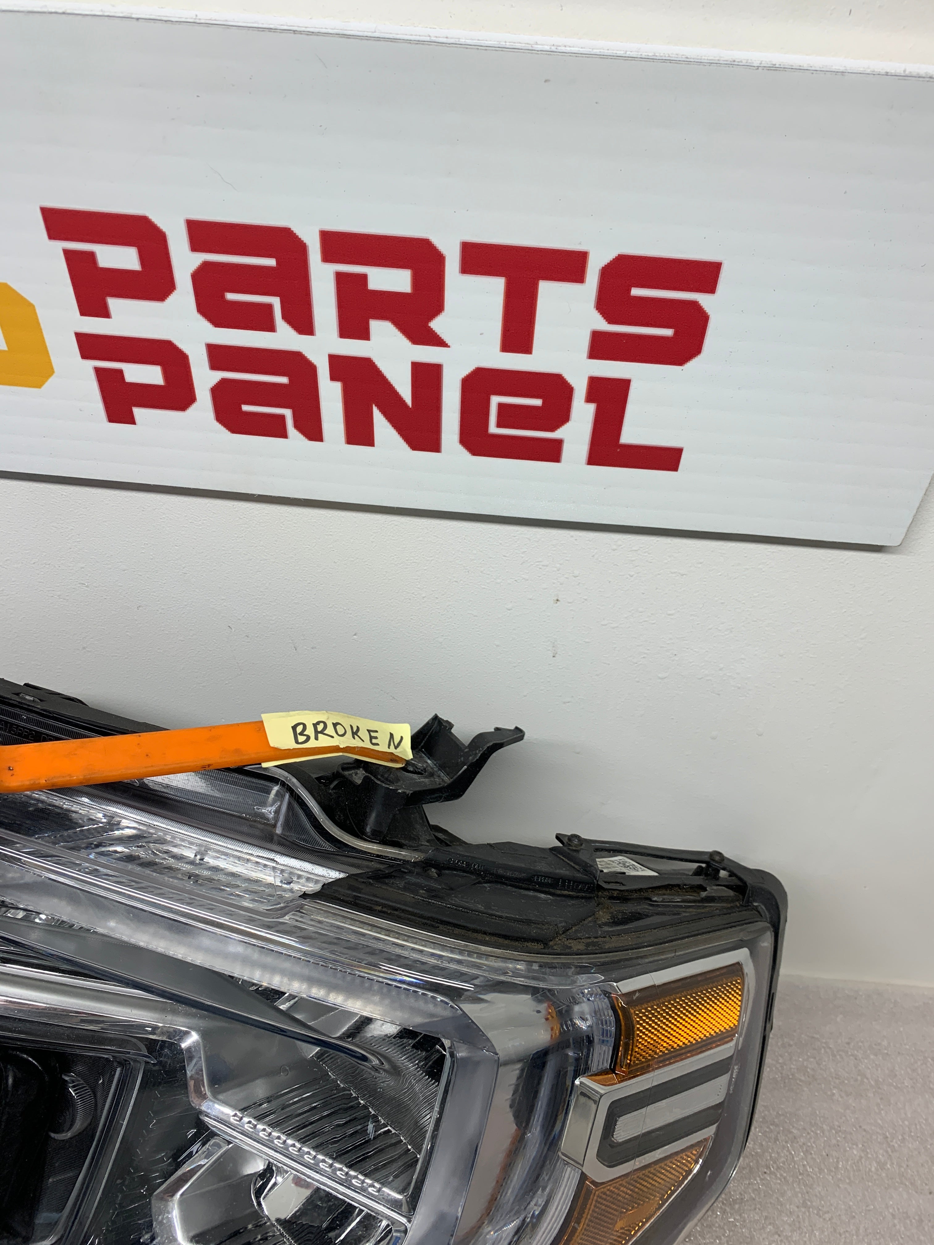 2019 - 2022 GMC SIERRA 1500 DRIVER SIDE HEADLIGHT 84772476