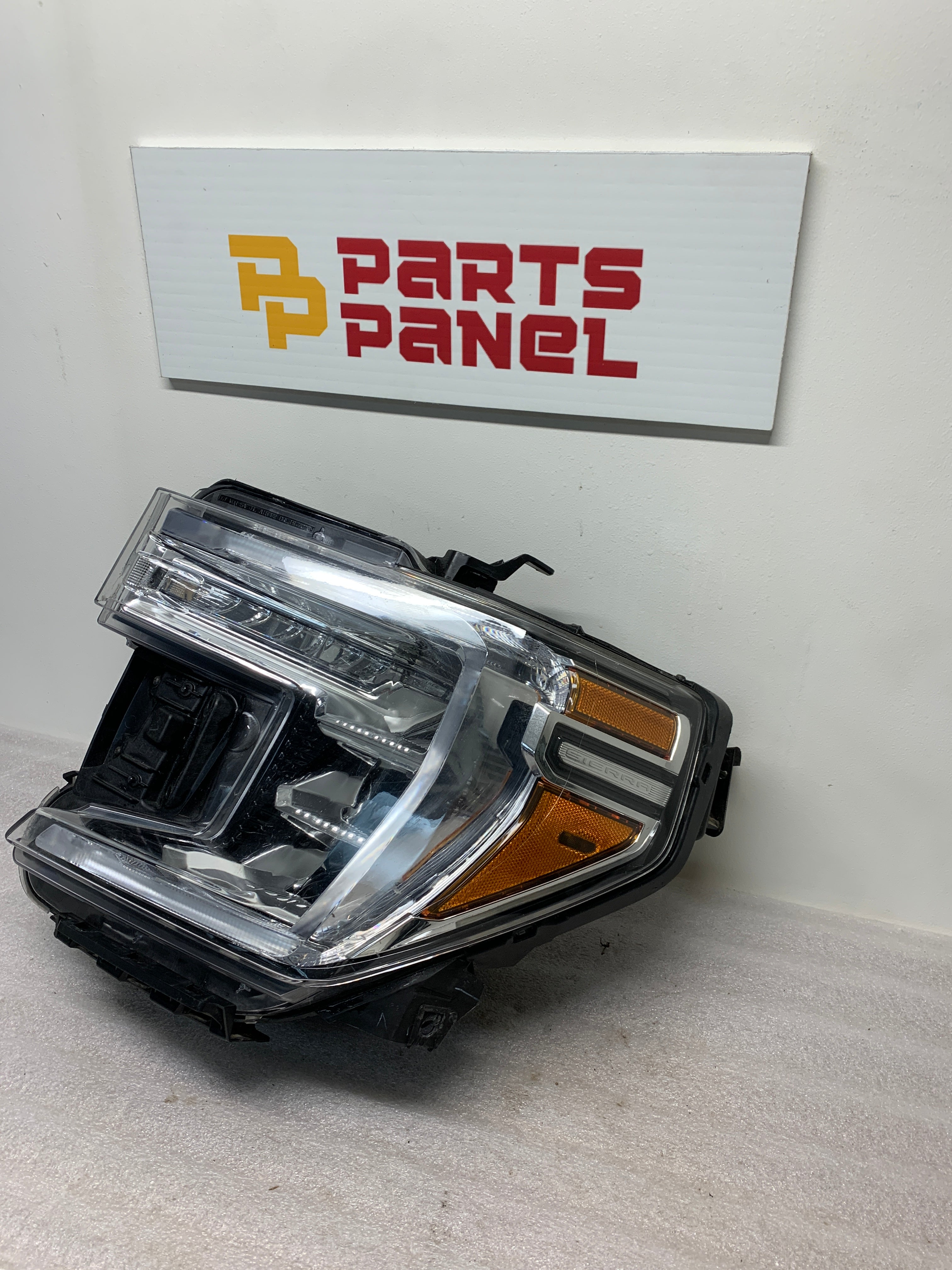 2019 - 2022 GMC SIERRA 1500 DRIVER SIDE HEADLIGHT 84772476