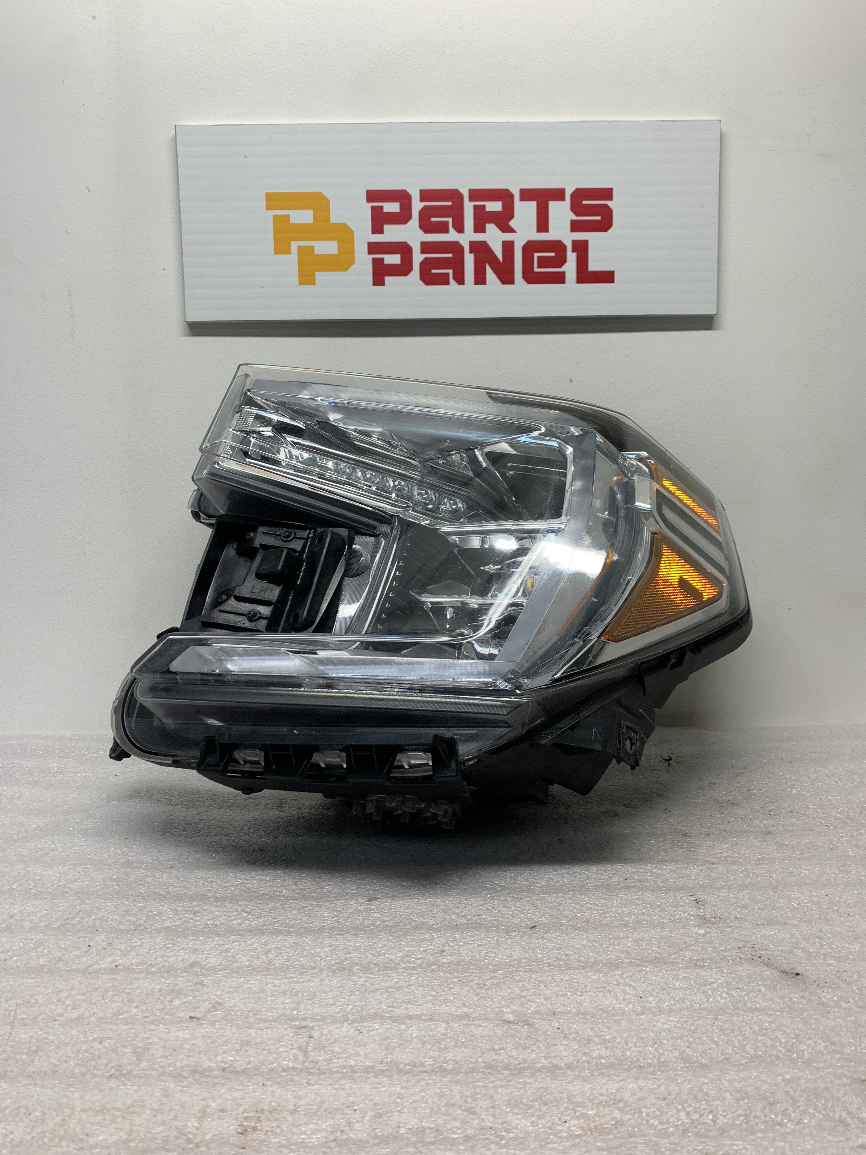 2019 - 2022 GMC SIERRA 1500 DRIVER SIDE HEADLIGHT 84772476