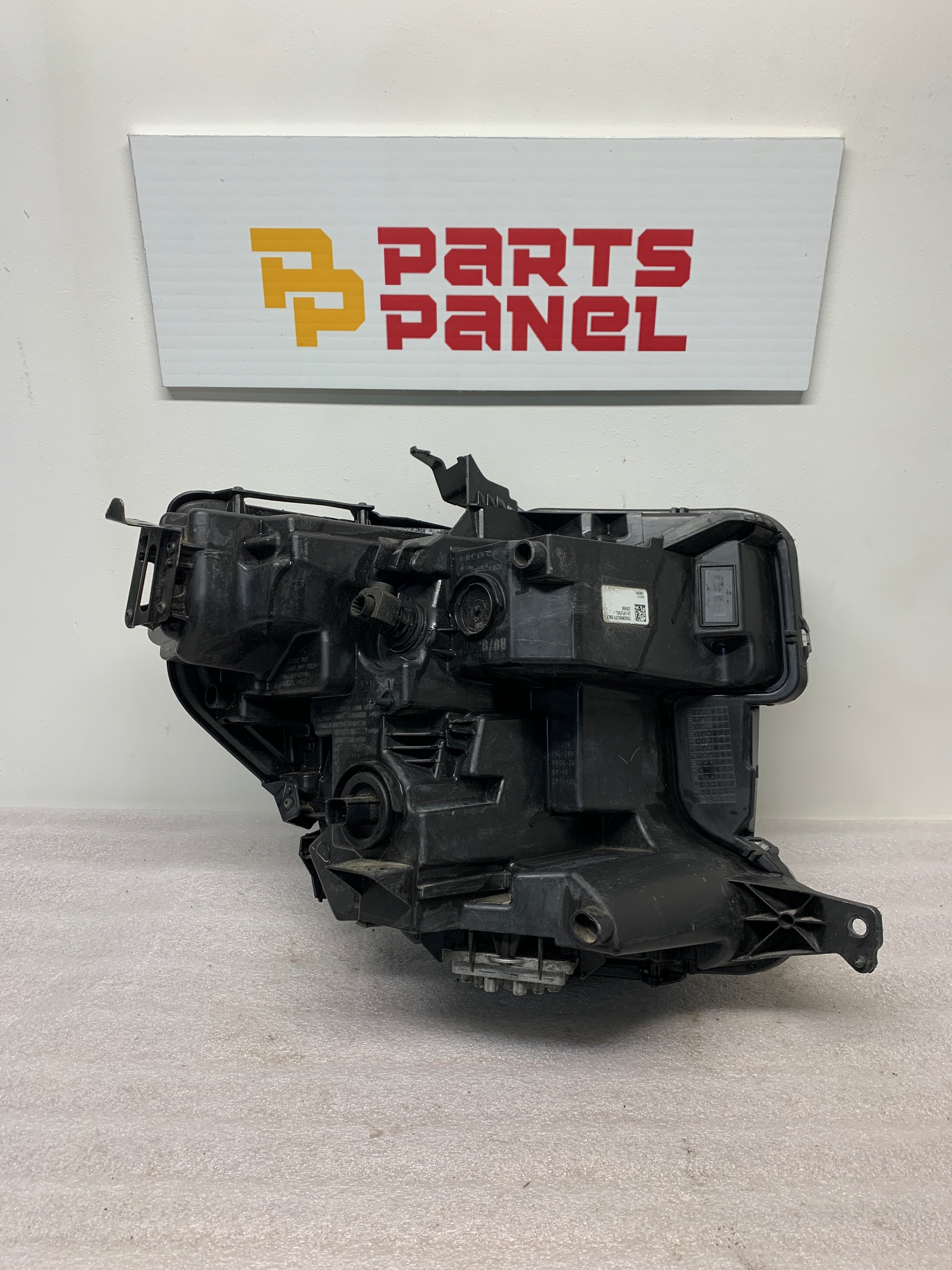2019 - 2022 GMC SIERRA 1500 DRIVER SIDE HEADLIGHT 84772476