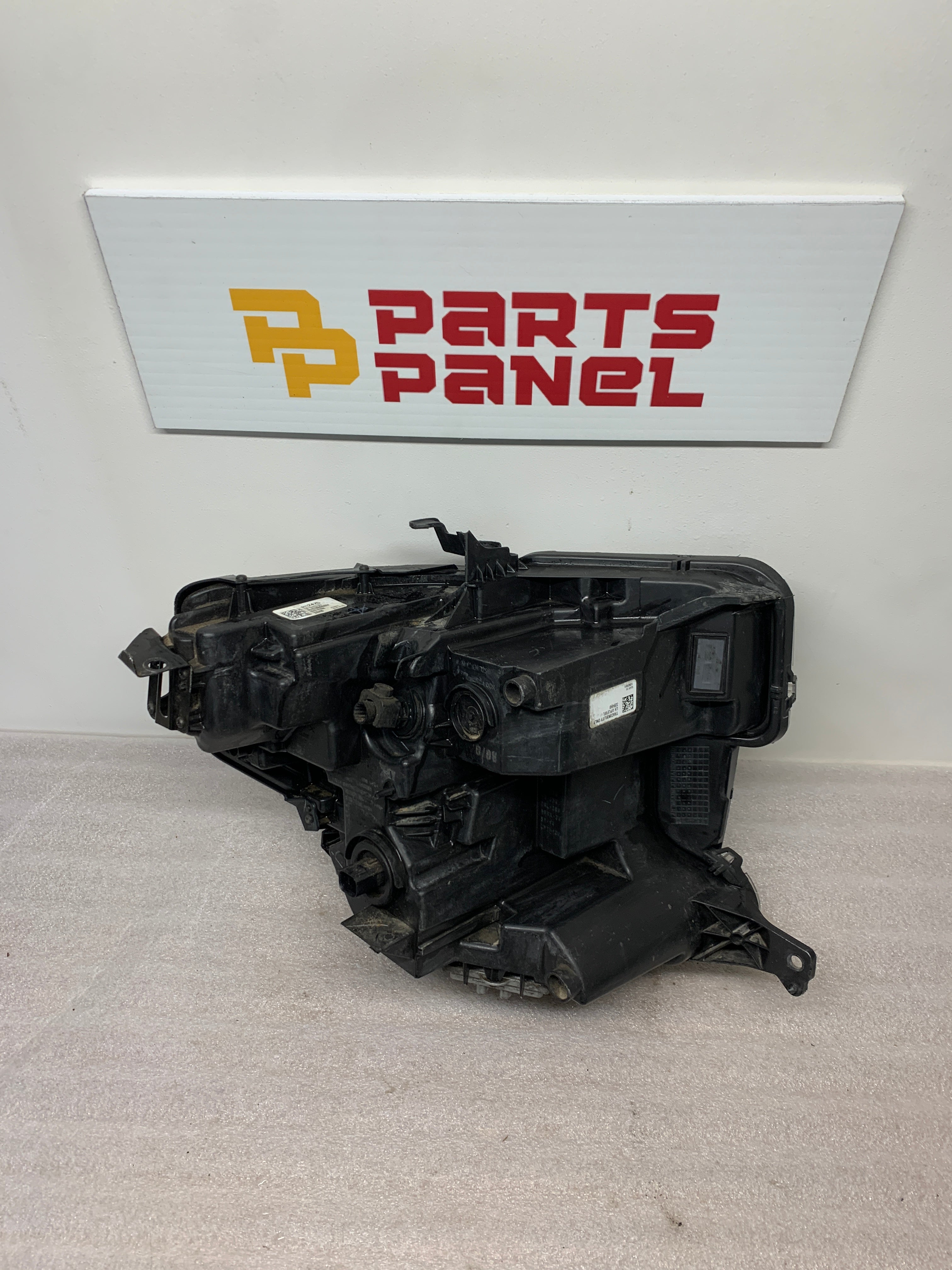 2019 - 2022 GMC SIERRA 1500 DRIVER SIDE HEADLIGHT 84772476