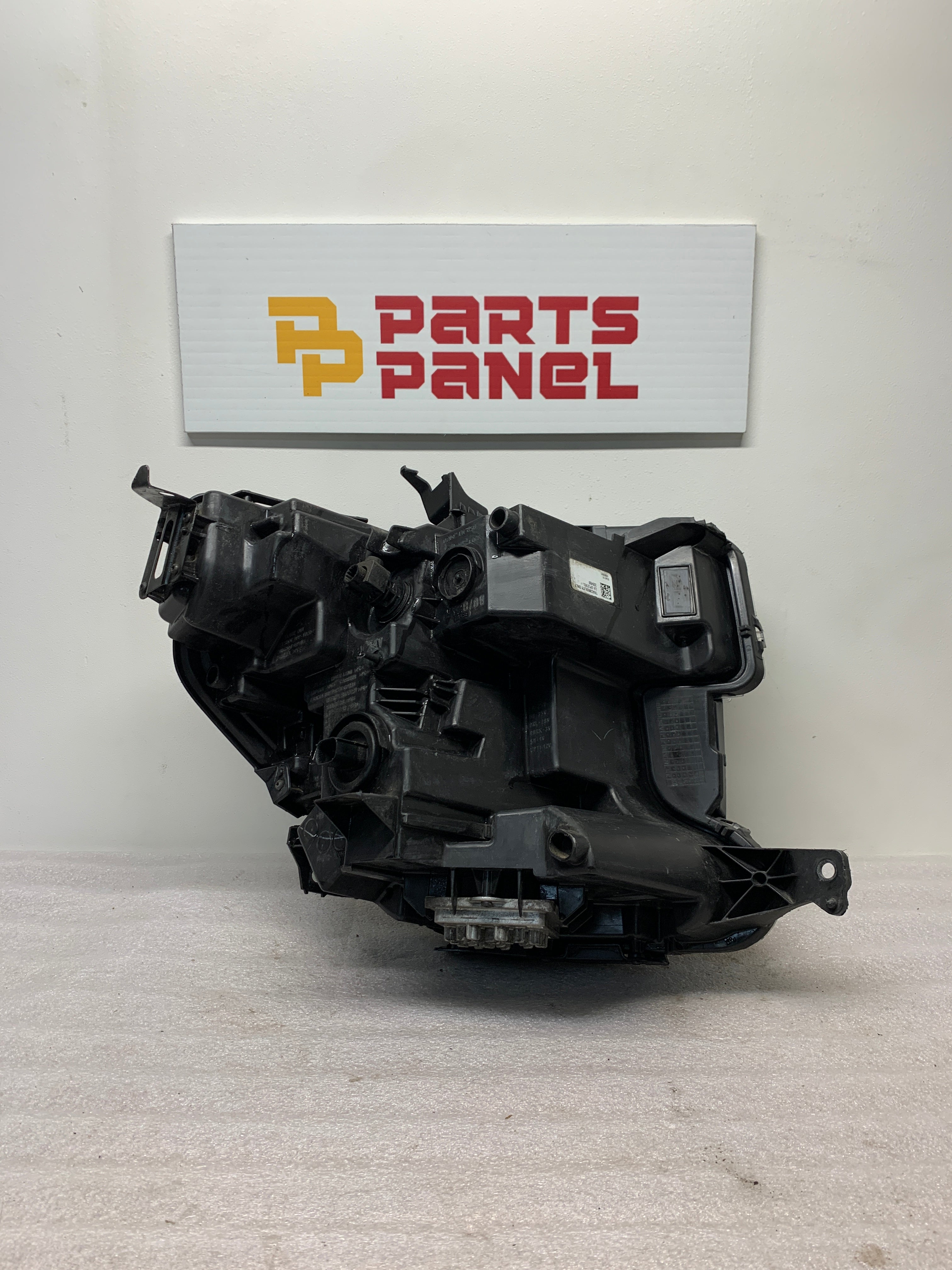 2019 - 2022 GMC SIERRA 1500 DRIVER SIDE HEADLIGHT 84772476