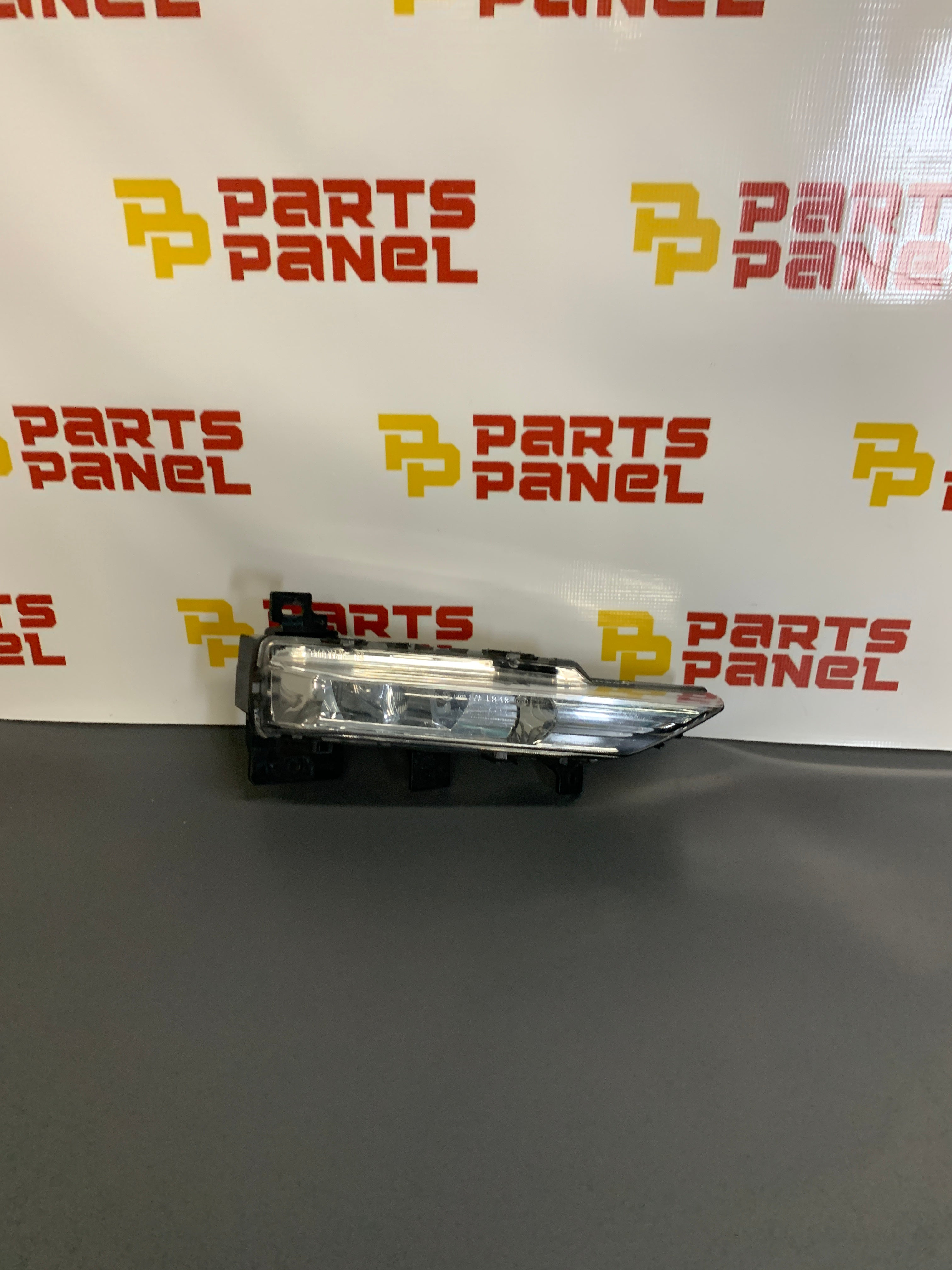 2018 - 2024 INFINITI QX80 PASSENGER SIDE BUMPER MOUNTED FOG LIGHT 26150 6GW0A