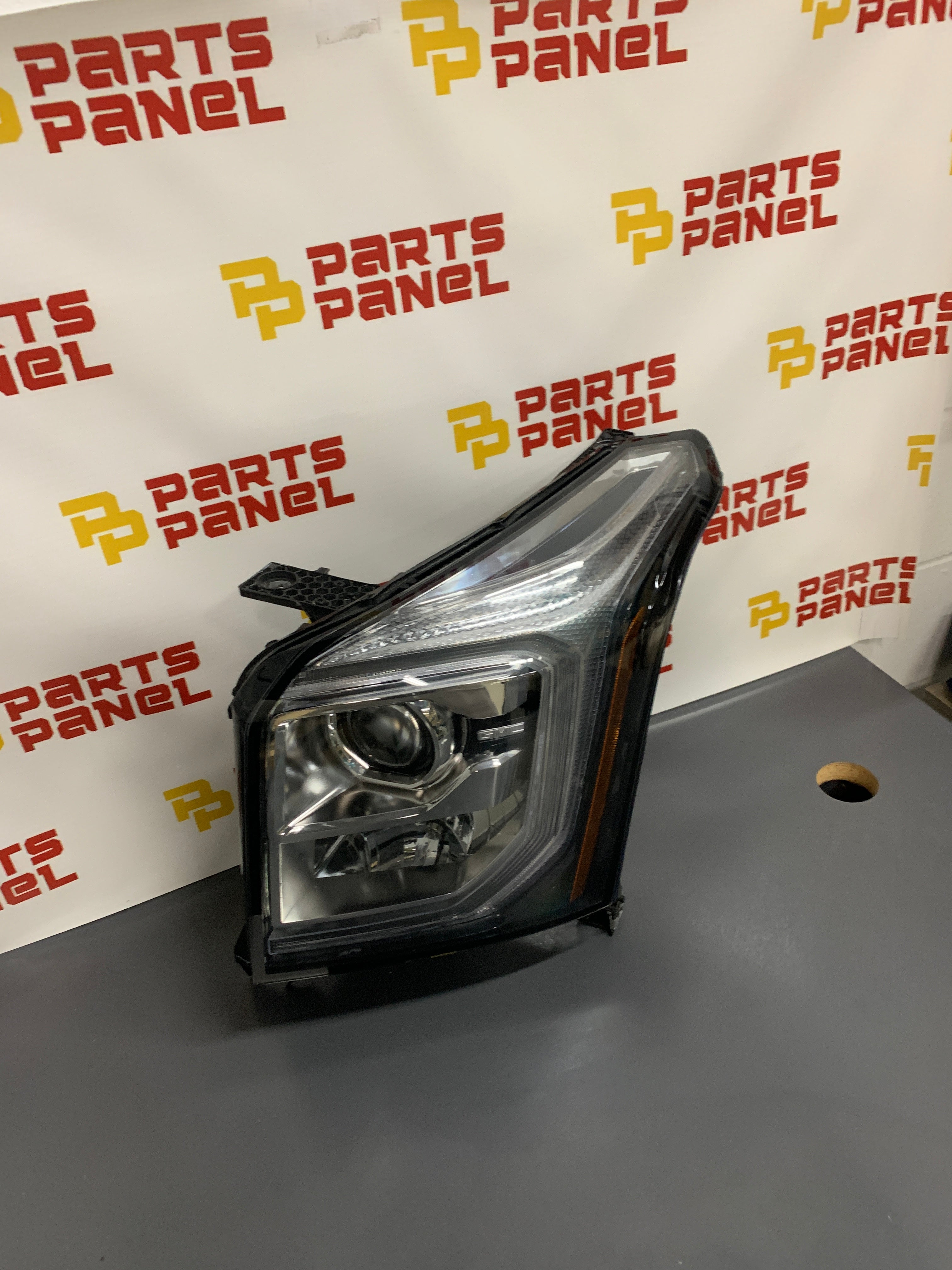 2015 - 2020 GMC YUKON DRIVER SIDE LEFT SIDE XENON HID HEADLIGHT 84564095