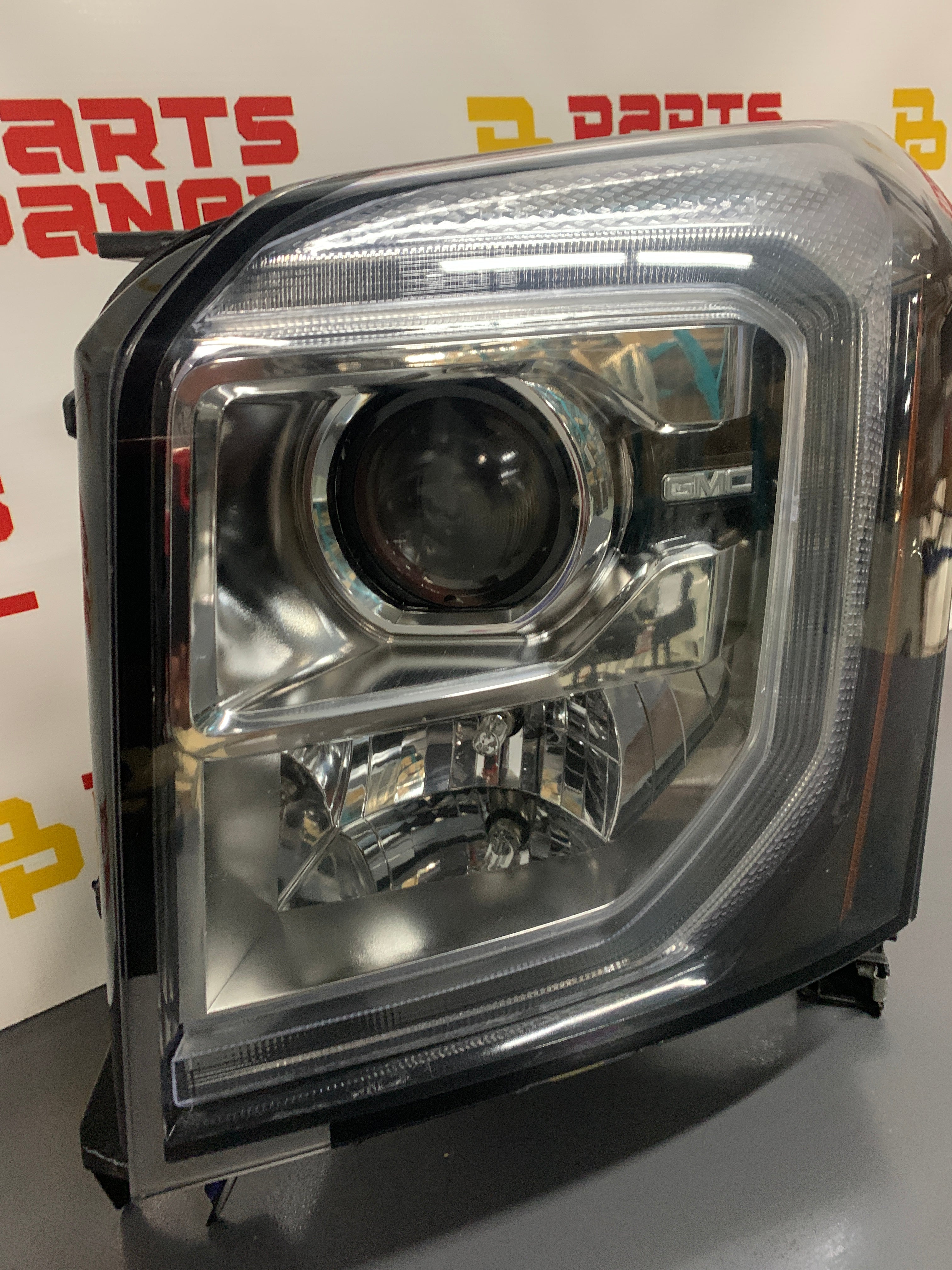 2015 - 2020 GMC YUKON DRIVER SIDE LEFT SIDE XENON HID HEADLIGHT 84564095