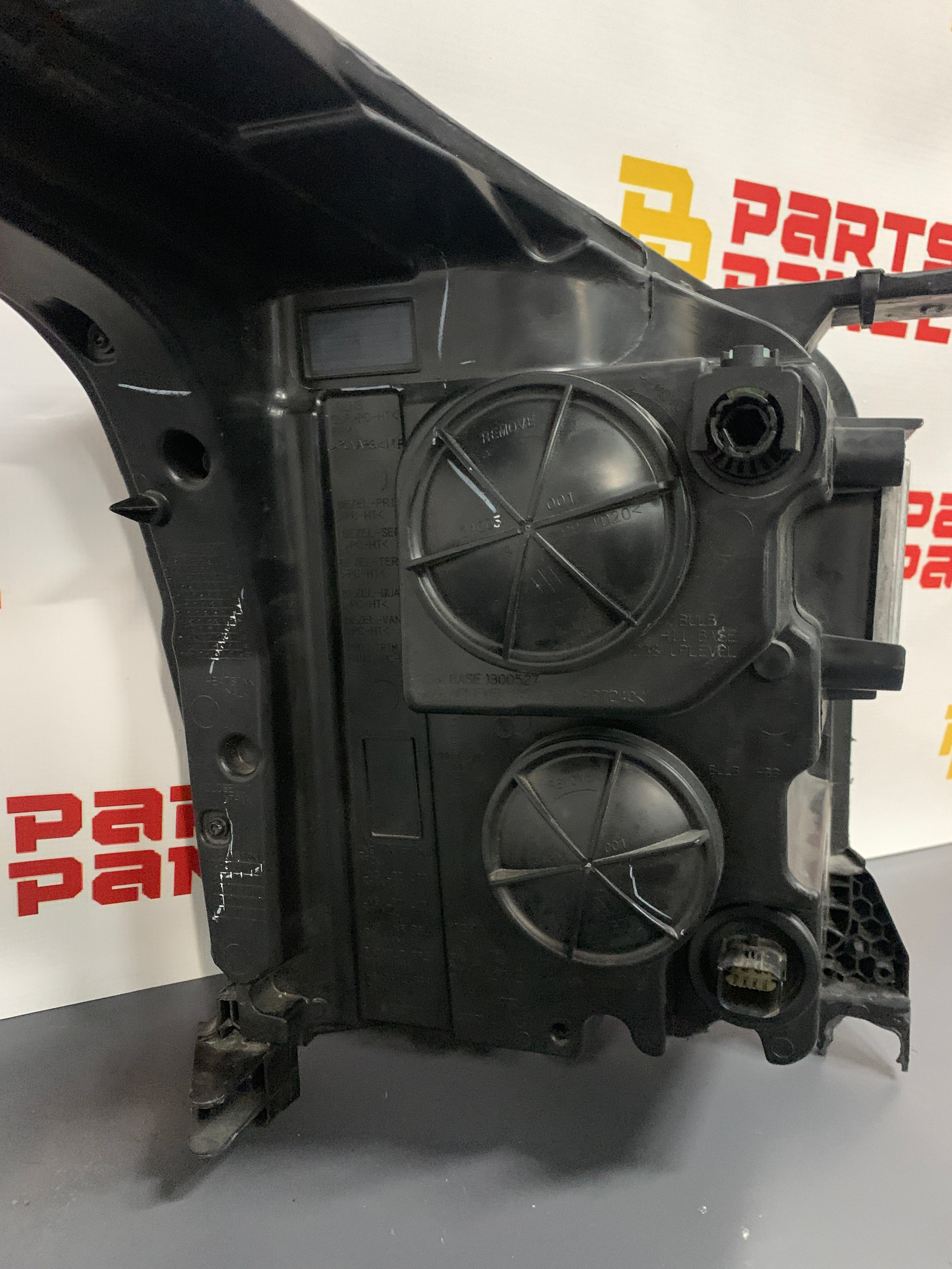 2015 - 2020 GMC YUKON DRIVER SIDE LEFT SIDE XENON HID HEADLIGHT 84564095