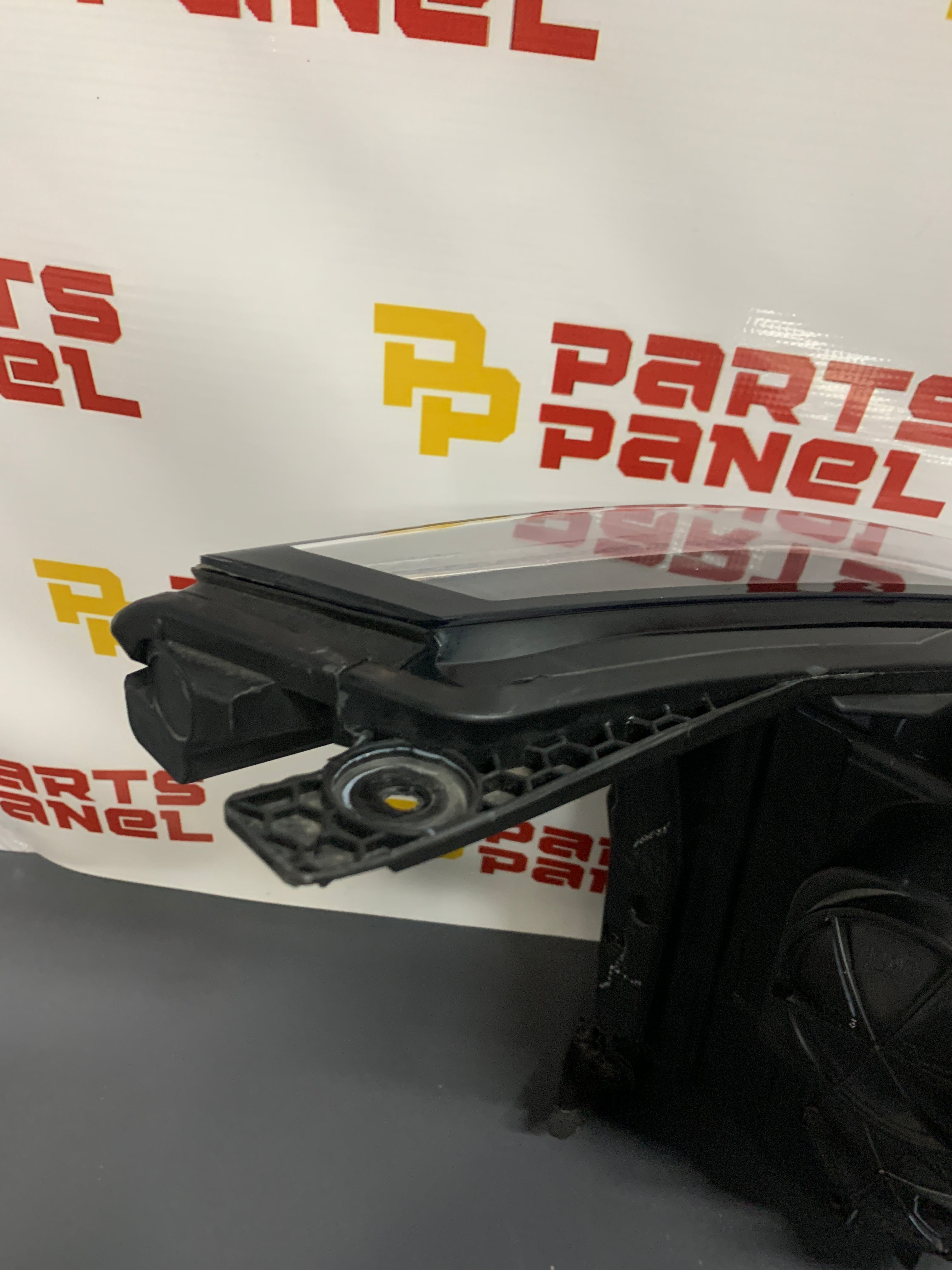 2015 - 2020 GMC YUKON DRIVER SIDE LEFT SIDE XENON HID HEADLIGHT 84564095