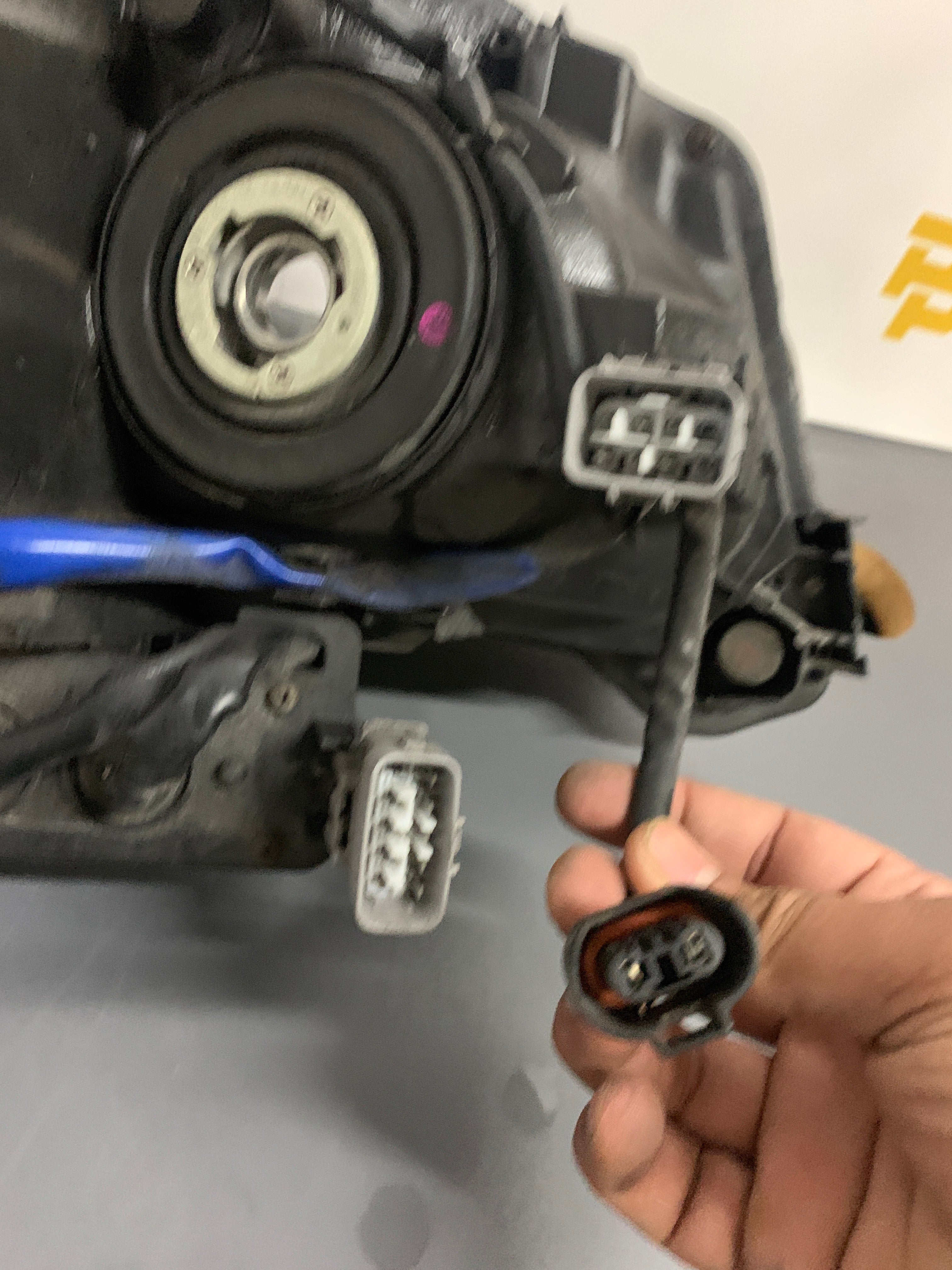 2017 - 2018 SUBARU FORESTER DRIVER SIDE HEALOGEN HEADLIGHT