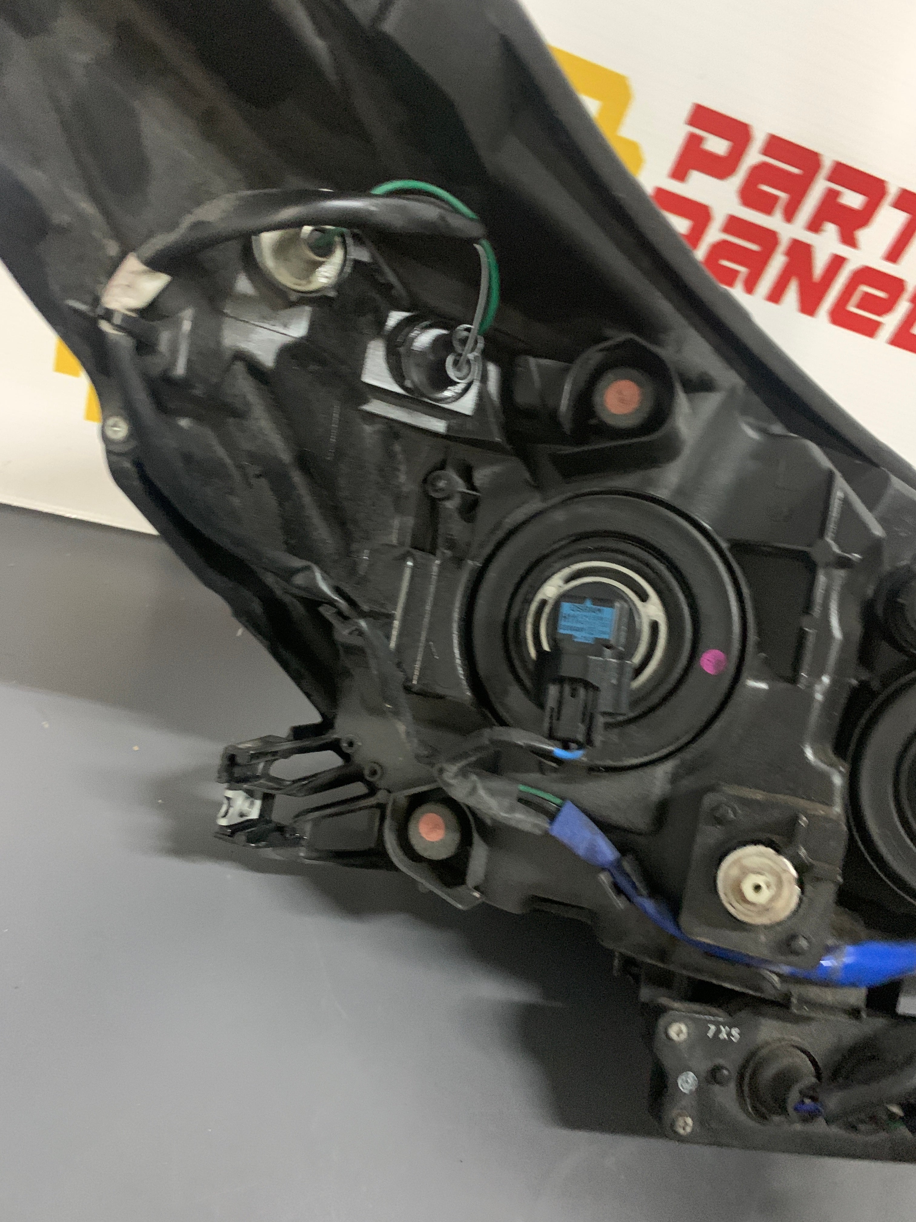 2017 - 2018 SUBARU FORESTER DRIVER SIDE HEALOGEN HEADLIGHT