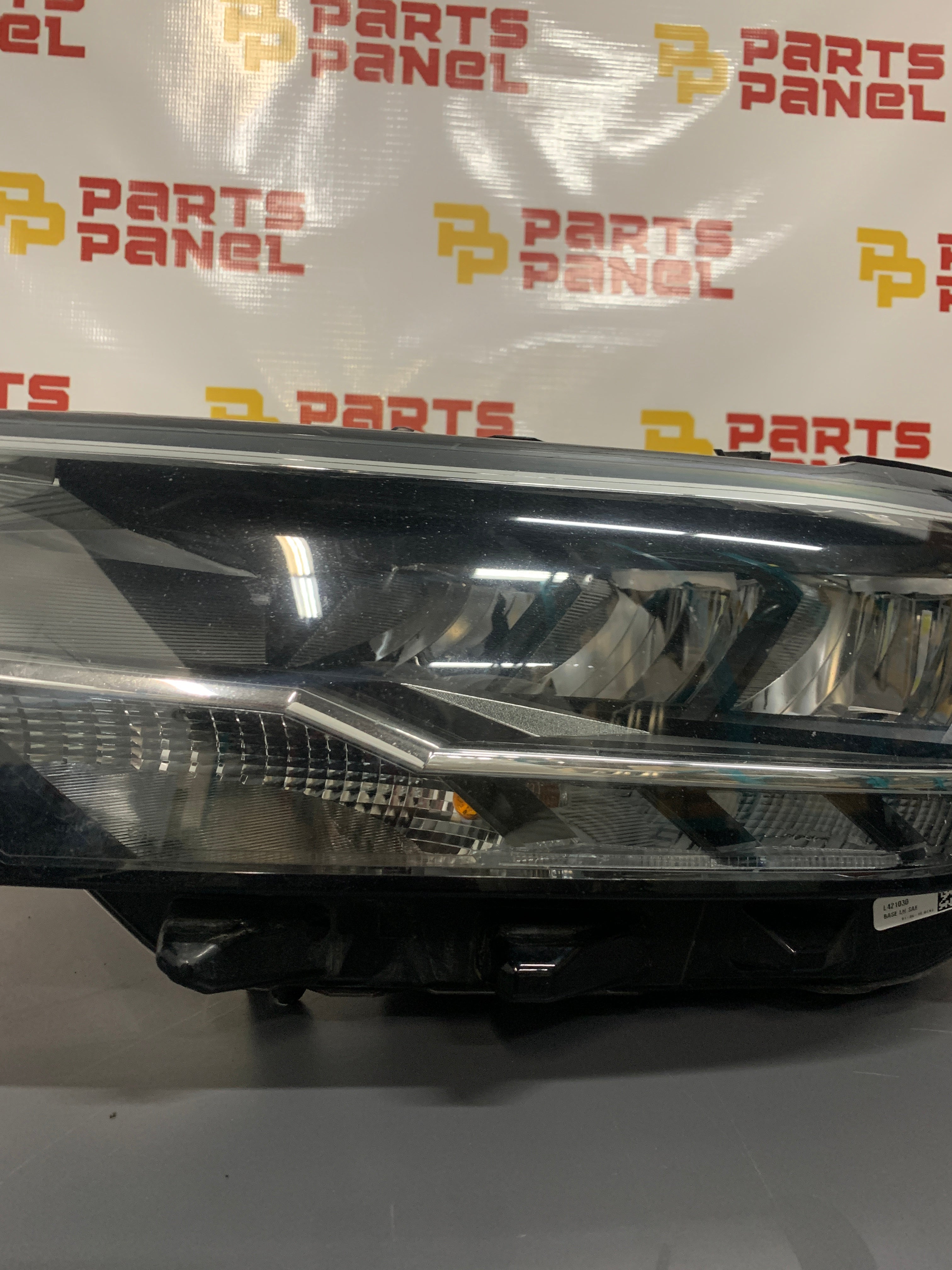 2019 - 2024 VOLKSWAGEN JETTA / JETTA GLI DRIVER SIDE HEADLIGHT 17A.941.035.E