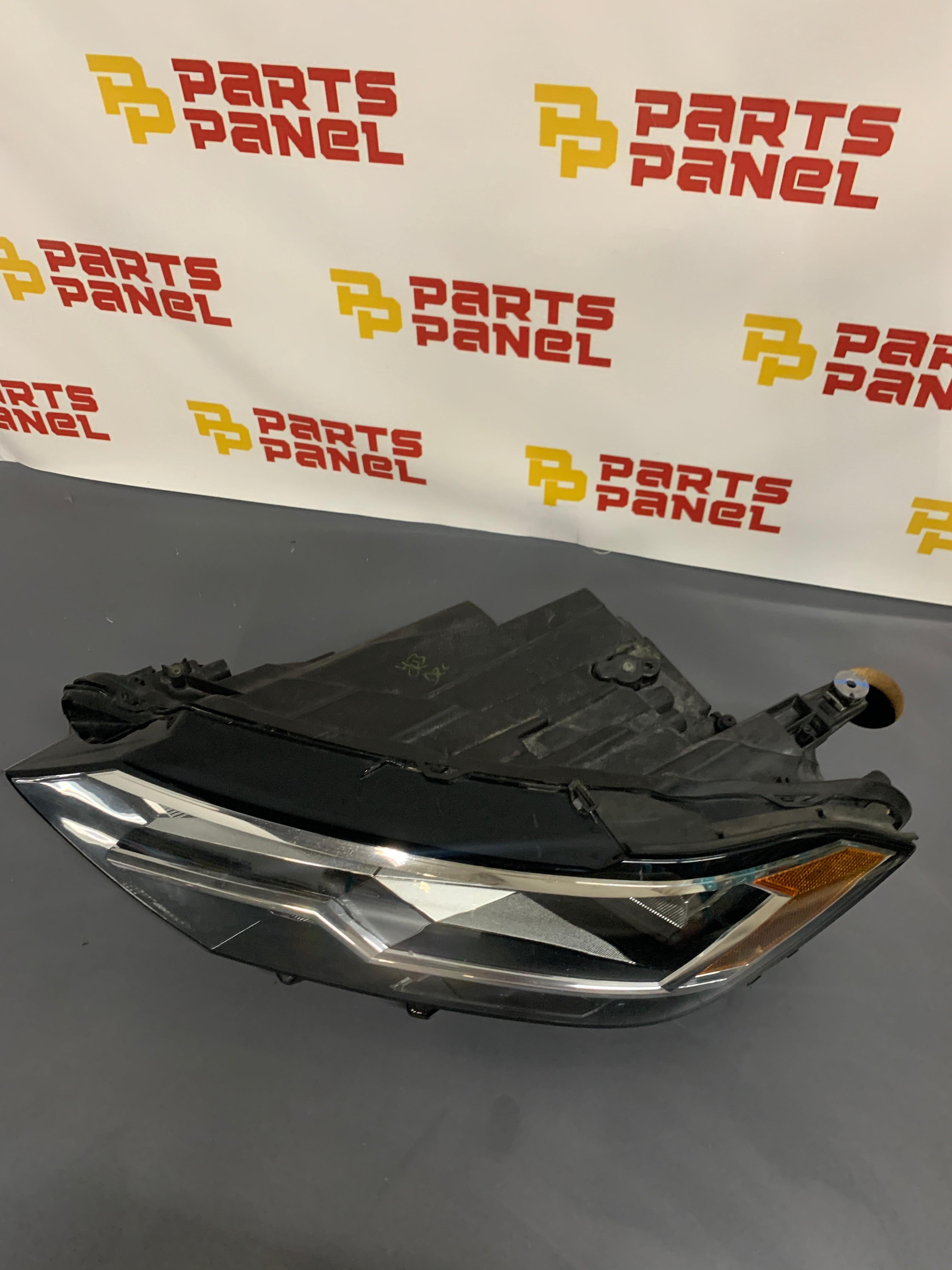 2019 - 2024 VOLKSWAGEN JETTA / JETTA GLI DRIVER SIDE HEADLIGHT 17A.941.035.E