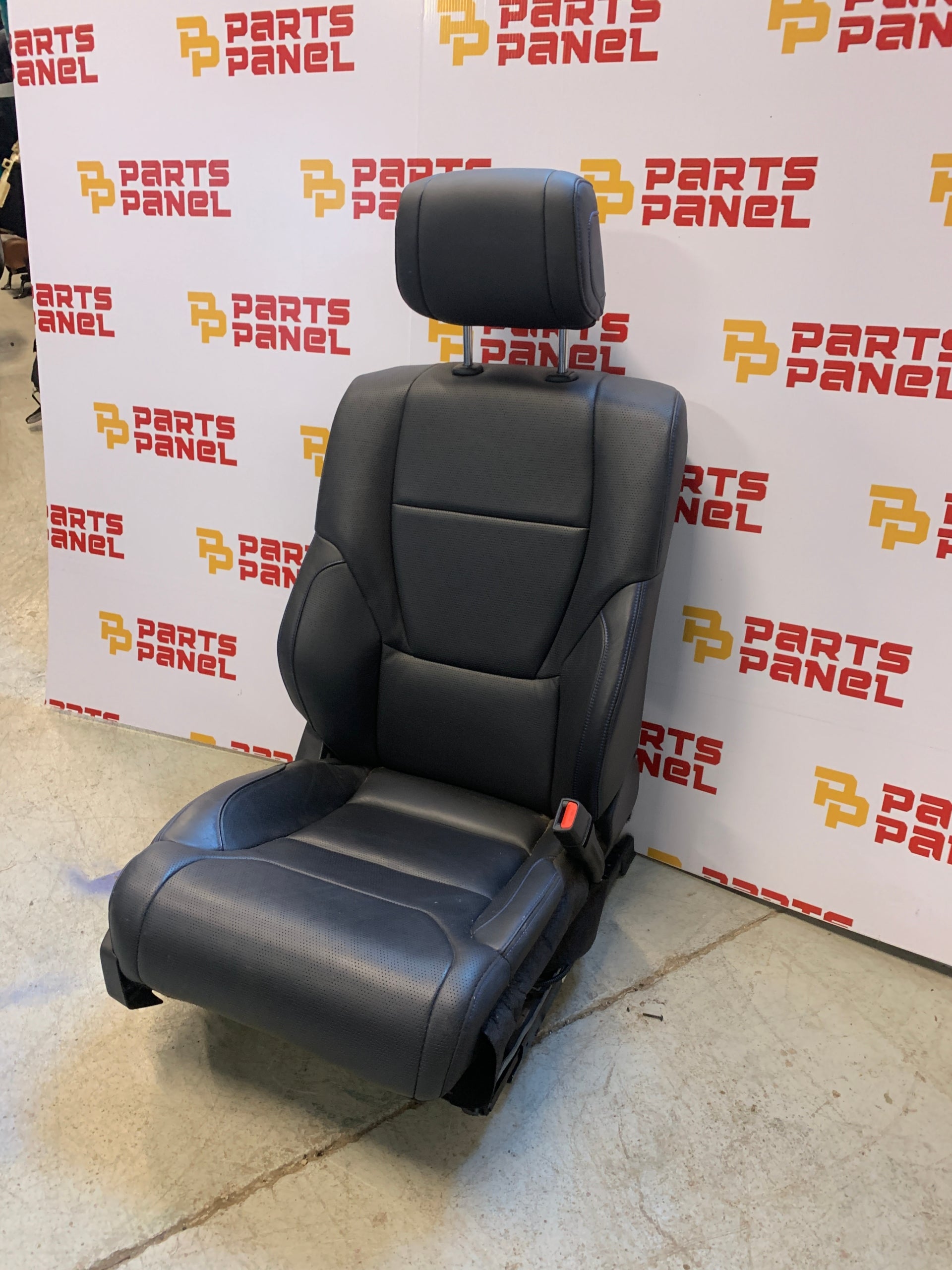 2023 - 2025 TOYOTA TUNDRA ASIENTO DELANTERO DERECHO DE CUERO CON CALEFACCIÓN Y VENTILACIÓN