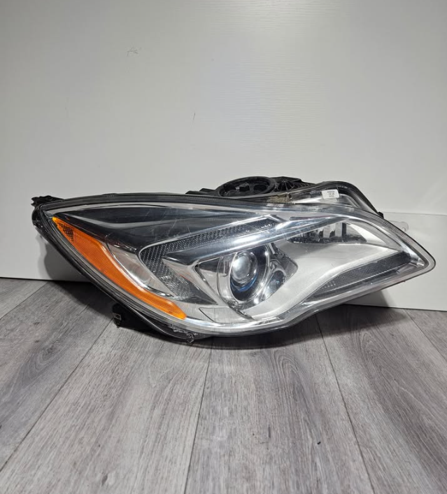 2014-2017 BUICK REGAL PASSENGER SIDE HEADLIGHT OEM USED 1ZT 011 166-42 BROKEN EDGE
