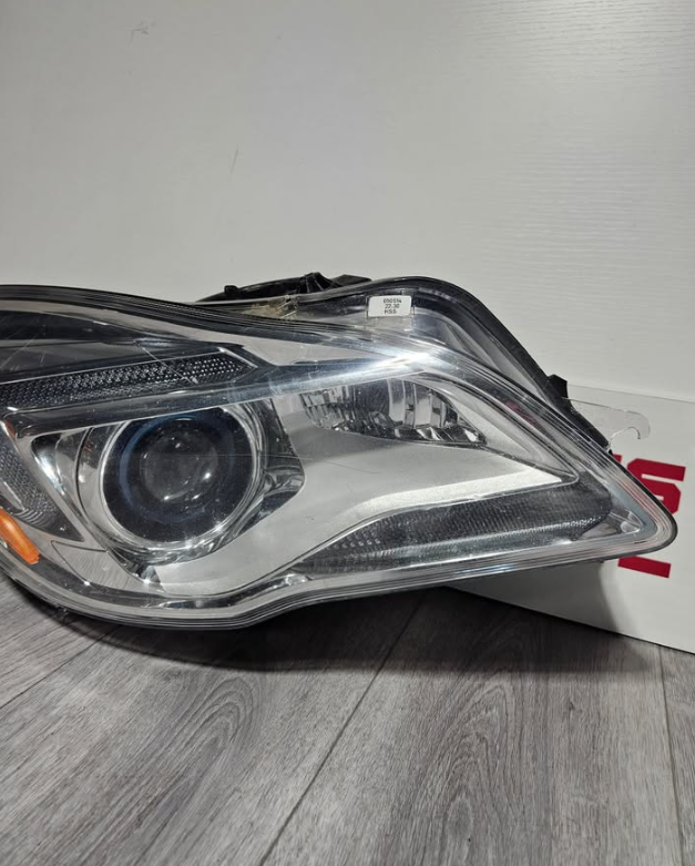 2014-2017 BUICK REGAL PASSENGER SIDE HEADLIGHT OEM USED 1ZT 011 166-42 BROKEN EDGE