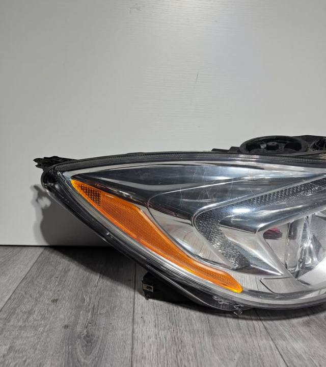 2014-2017 BUICK REGAL PASSENGER SIDE HEADLIGHT OEM USED 1ZT 011 166-42 BROKEN EDGE