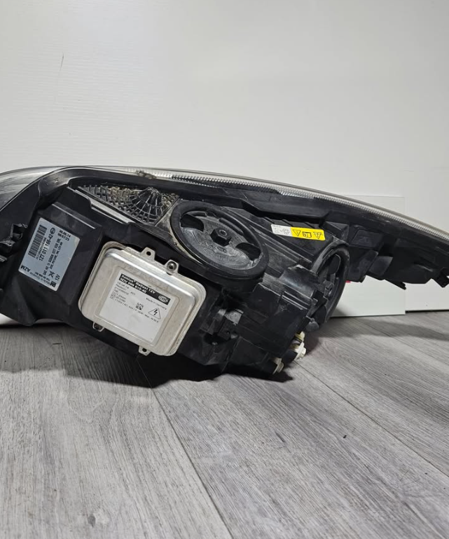 2014-2017 BUICK REGAL PASSENGER SIDE HEADLIGHT OEM USED 1ZT 011 166-42 BROKEN EDGE