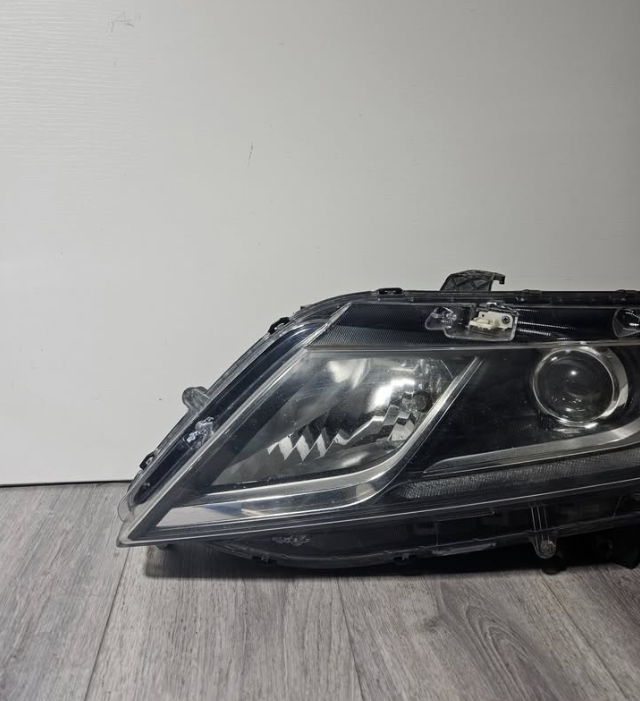 2018-2020 HONDA ODYSSEY DRIVER SIDE HALOGEN HEADLIGHT OEM USED