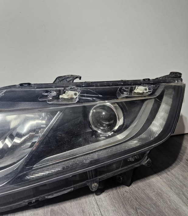 2018-2020 HONDA ODYSSEY DRIVER SIDE HALOGEN HEADLIGHT OEM USED