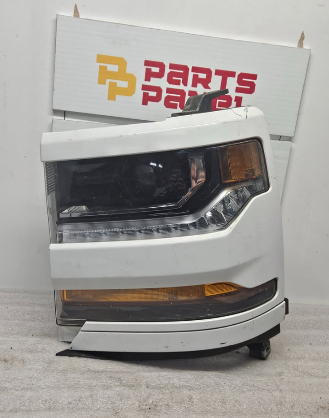 2016 2018 CHEVY SILVERADO 1500 DRIVER SIDE HEADLIGHT 84388603 BROKEN EDGE
