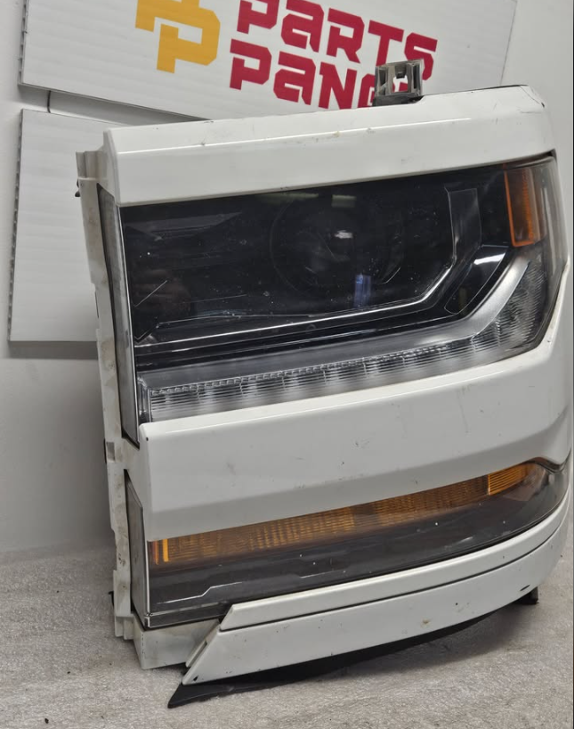 2016 2018 CHEVY SILVERADO 1500 DRIVER SIDE HEADLIGHT 84388603 BROKEN EDGE
