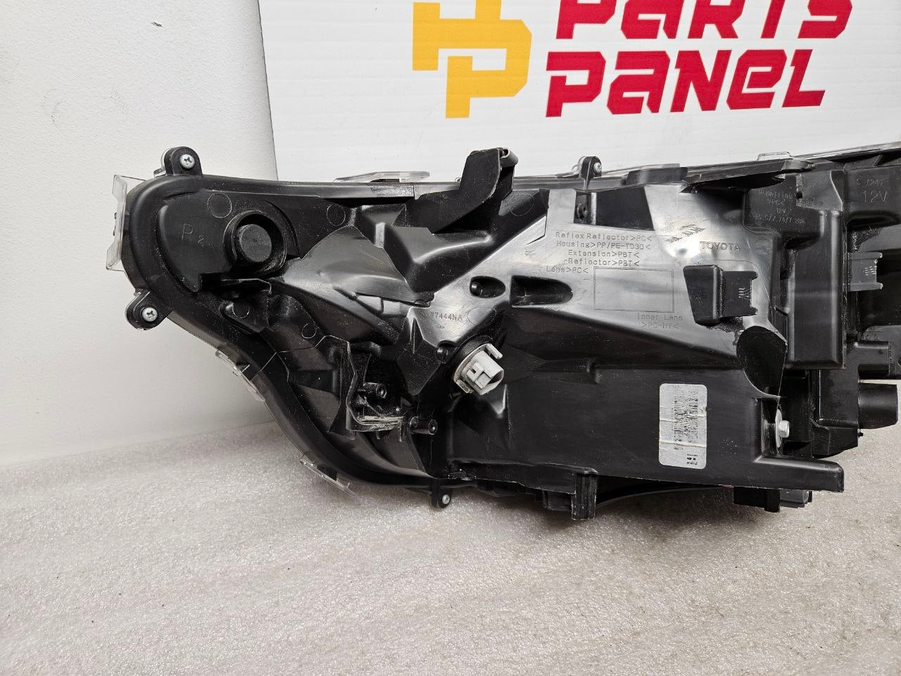 2020-2022 Toyota Highlander Headlight Assembly Passenger Side RH OEM