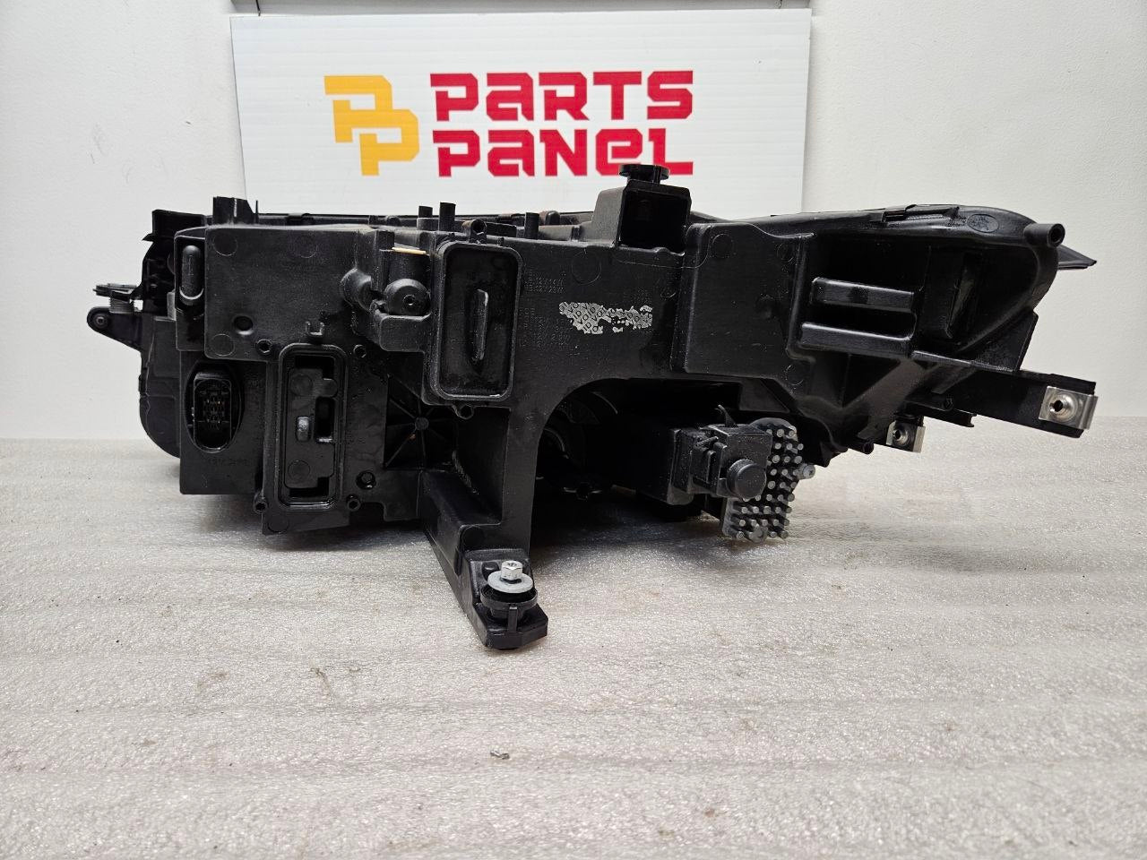 2018-2023 Volkswagen Atlas Headlight Assembly Passenger Side RH OEM