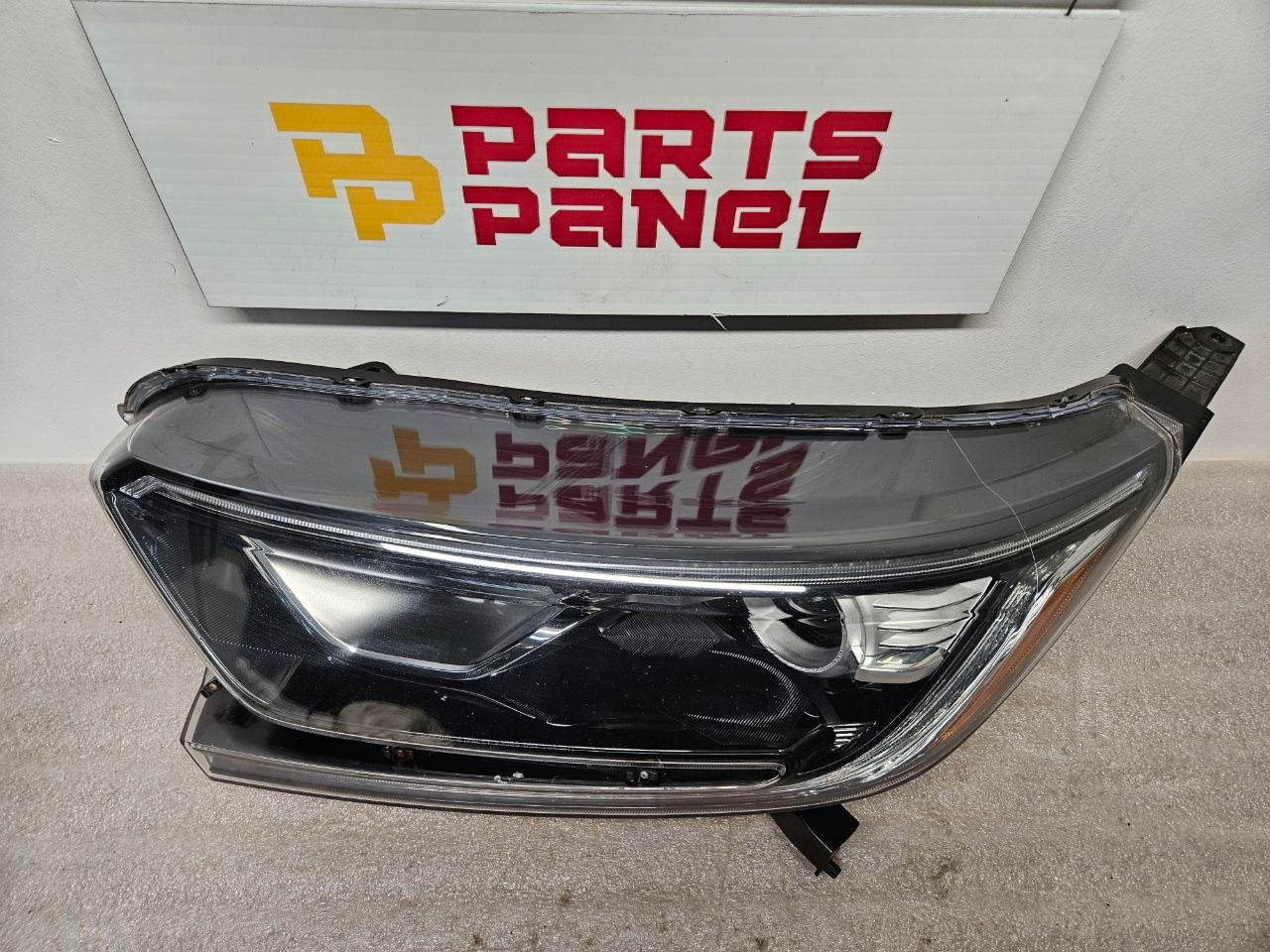 2020-2022 Toyota Highlander Headlight Assembly Passenger Side (RH) OEM