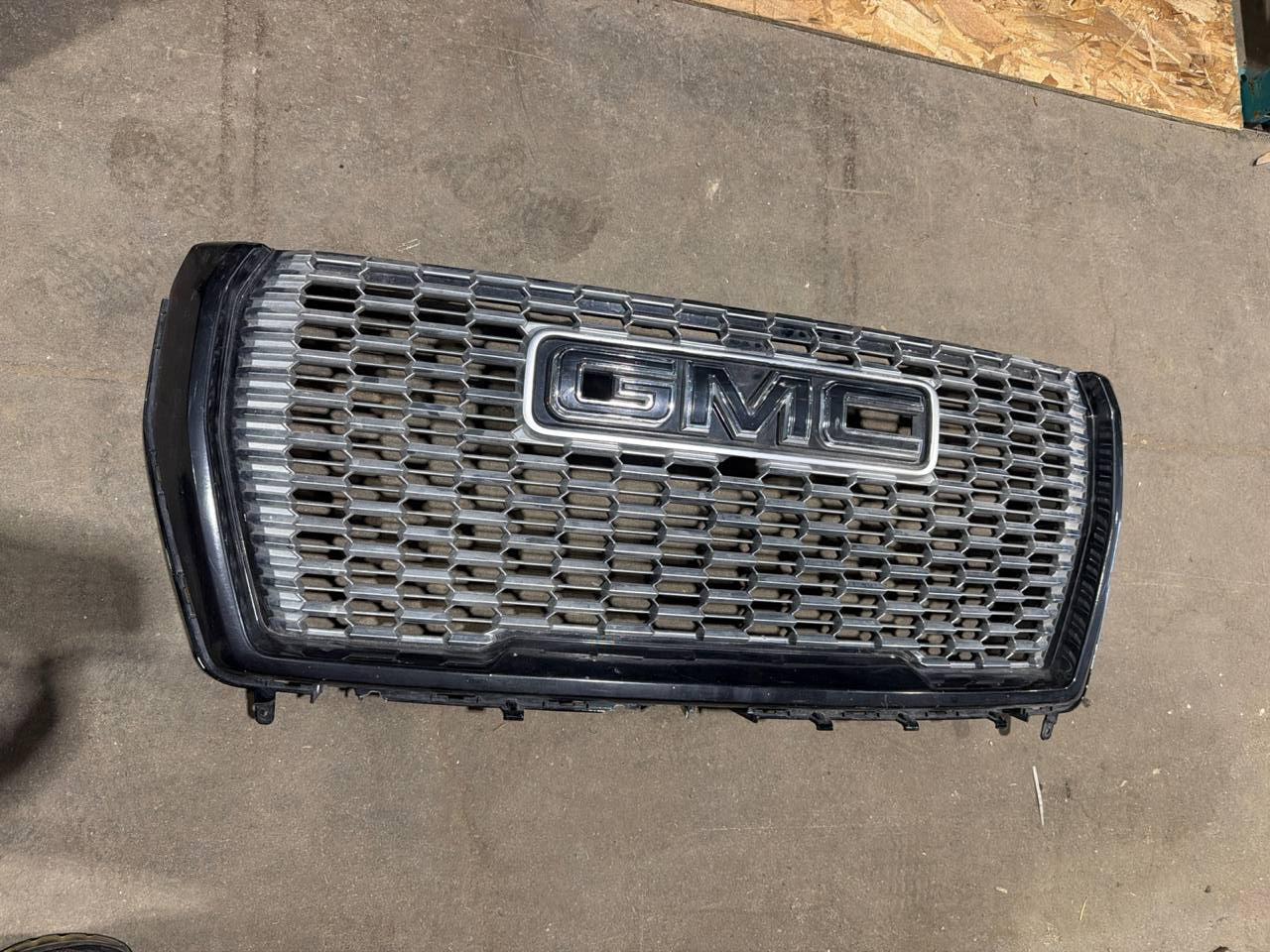 2016-2019 GMC Sierra Denali Front Grille Assembly OEM