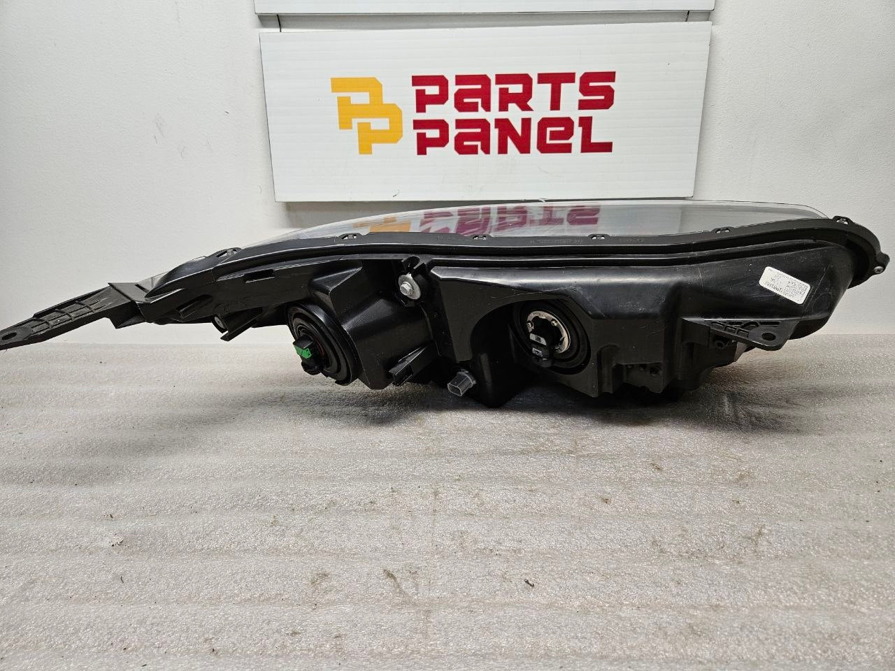 2020-2022 Toyota Highlander Headlight Assembly Passenger Side (RH) OEM