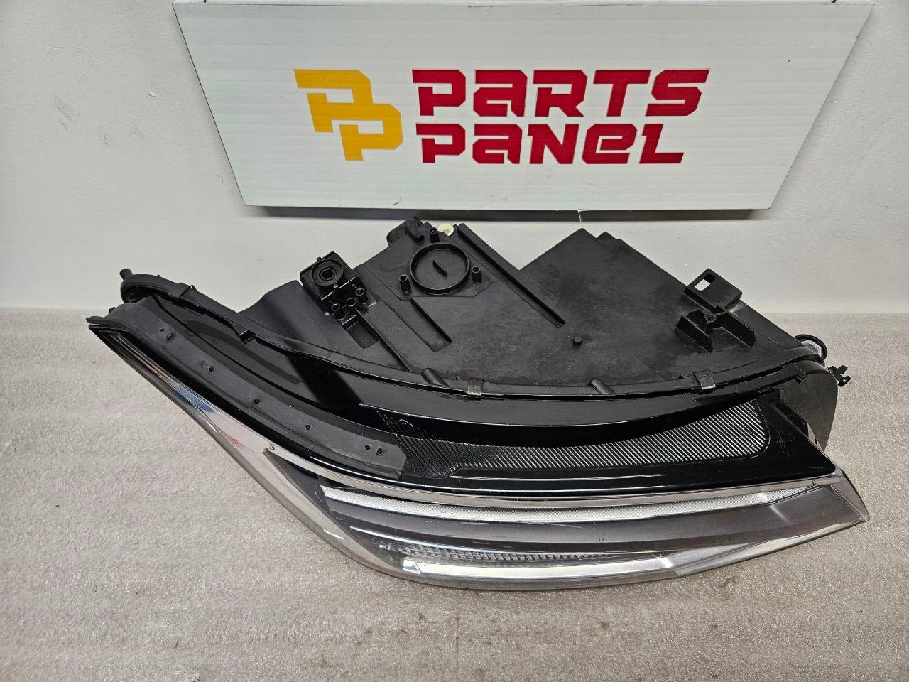 2018-2023 Volkswagen Atlas Headlight Assembly Passenger Side RH OEM