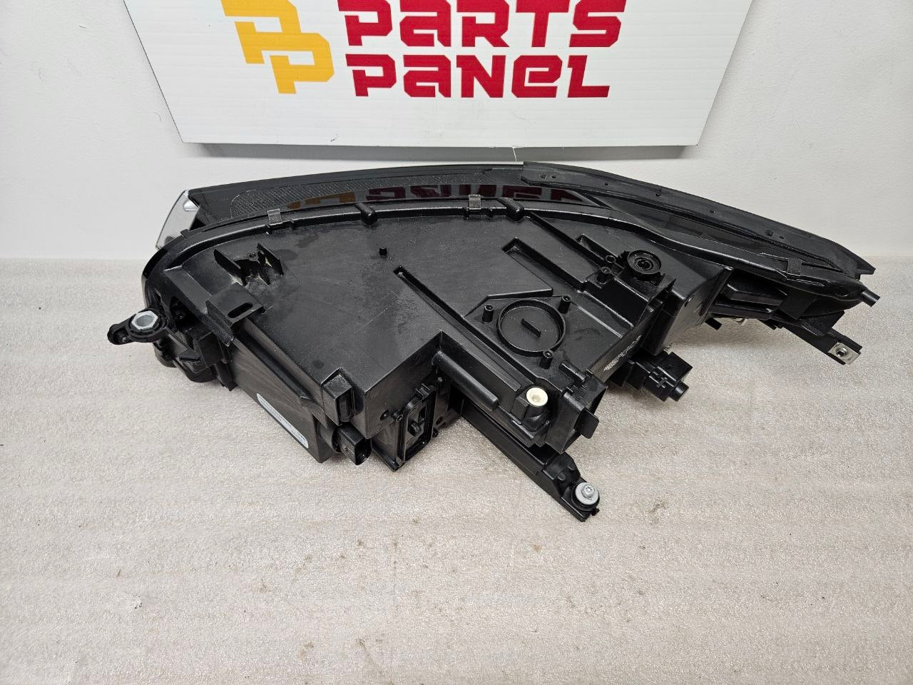 2018-2023 Volkswagen Atlas Headlight Assembly Passenger Side RH OEM