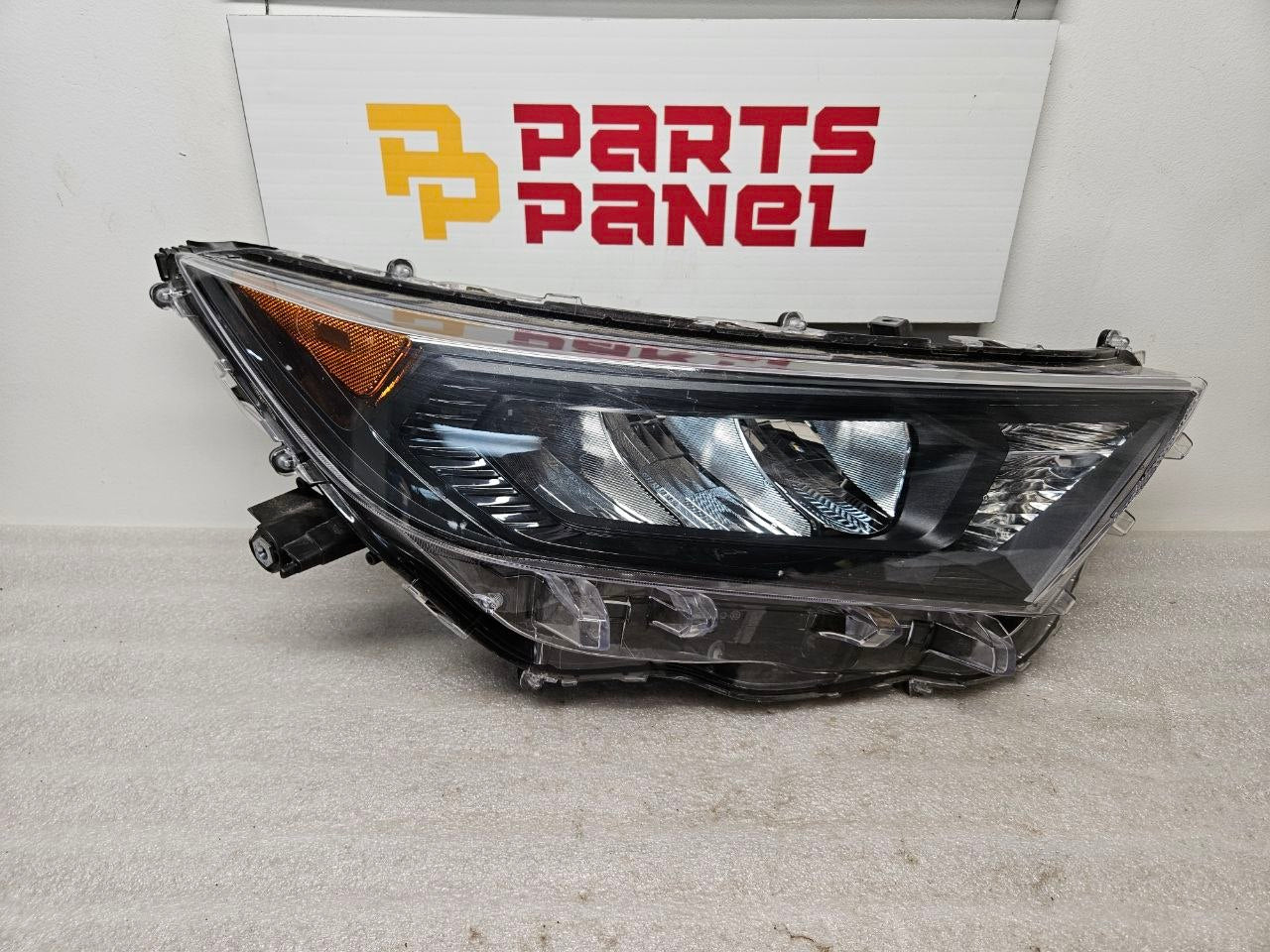 2020-2022 Toyota Highlander Headlight Assembly Passenger Side RH OEM