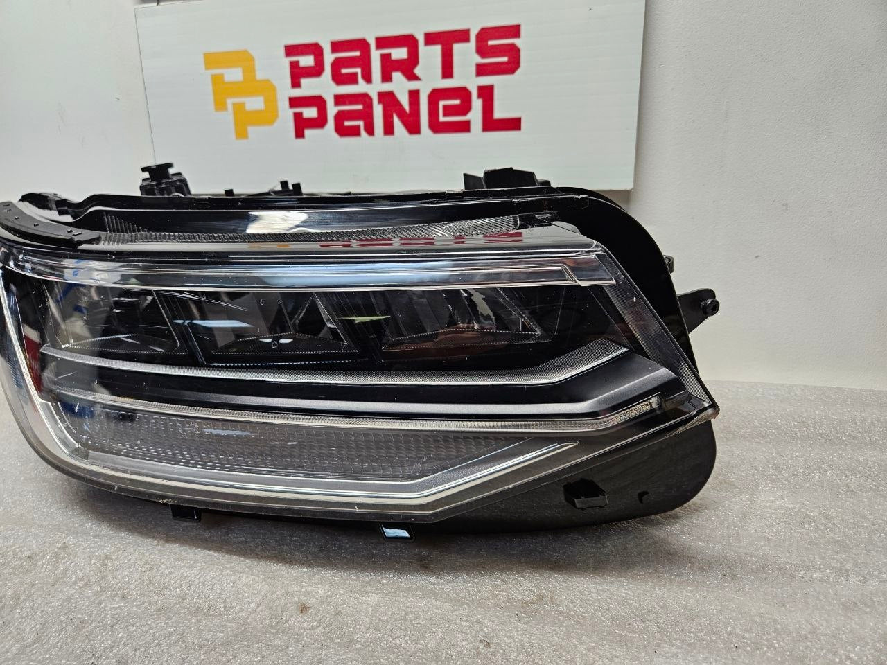 2018-2023 Volkswagen Atlas Headlight Assembly Passenger Side RH OEM