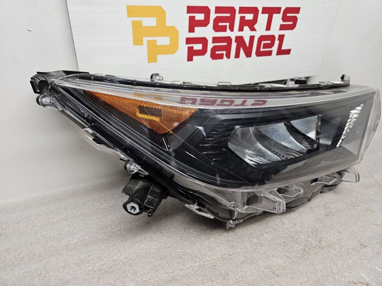 2020-2022 Toyota Highlander Headlight Assembly Passenger Side RH OEM