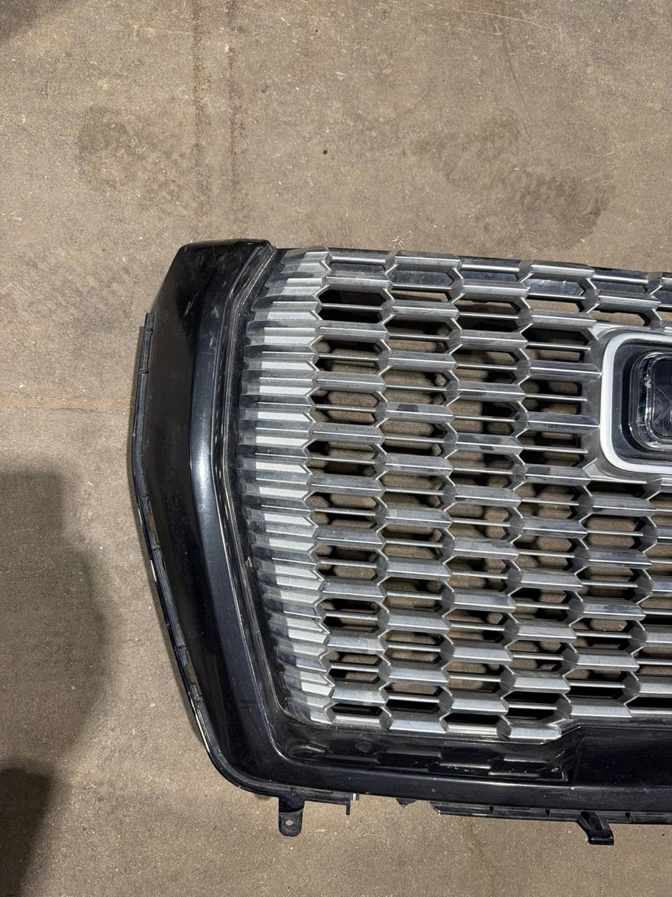 2016-2019 GMC Sierra Denali Front Grille Assembly OEM
