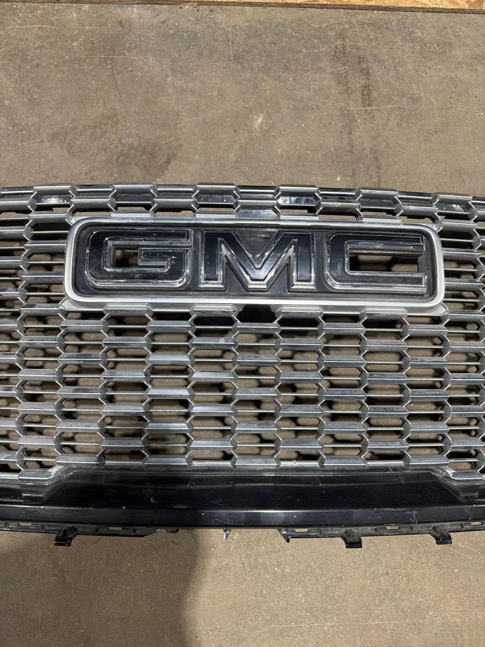 2016-2019 GMC Sierra Denali Front Grille Assembly OEM