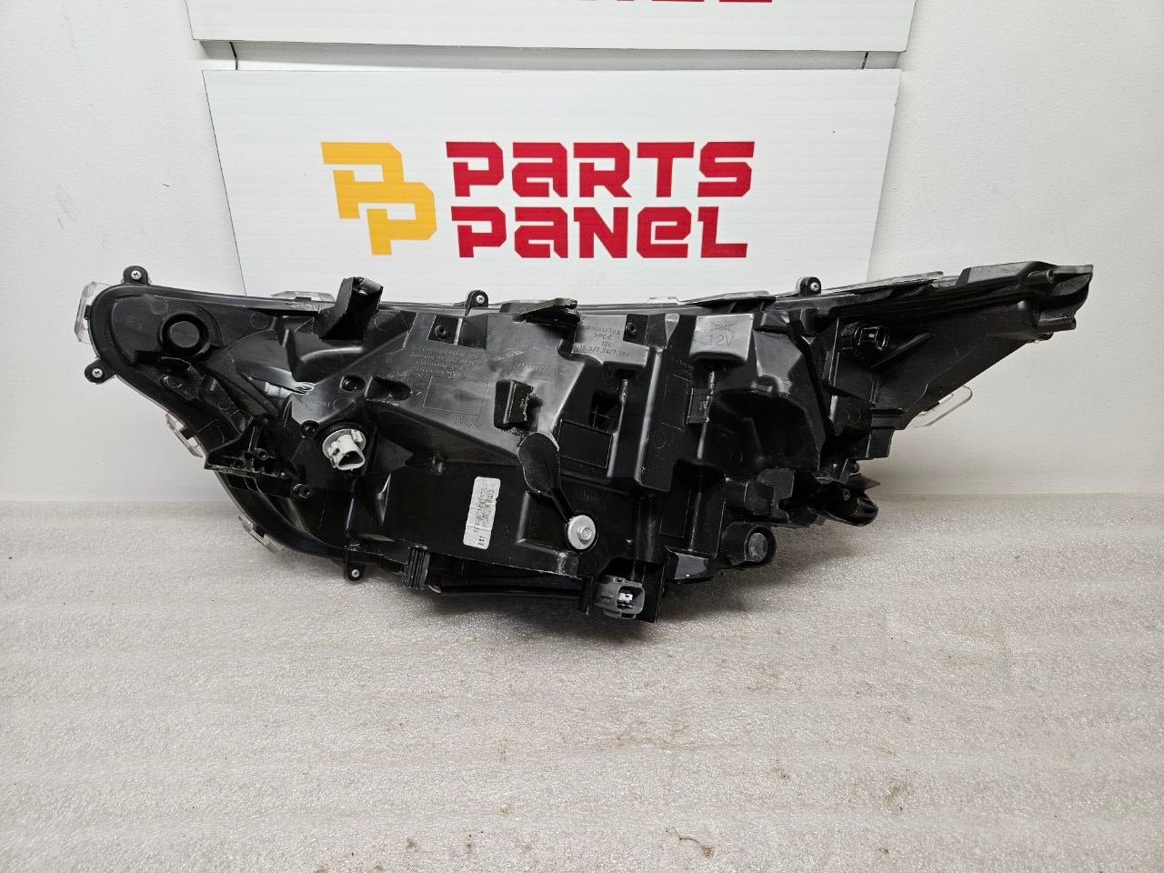 2020-2022 Toyota Highlander Headlight Assembly Passenger Side RH OEM