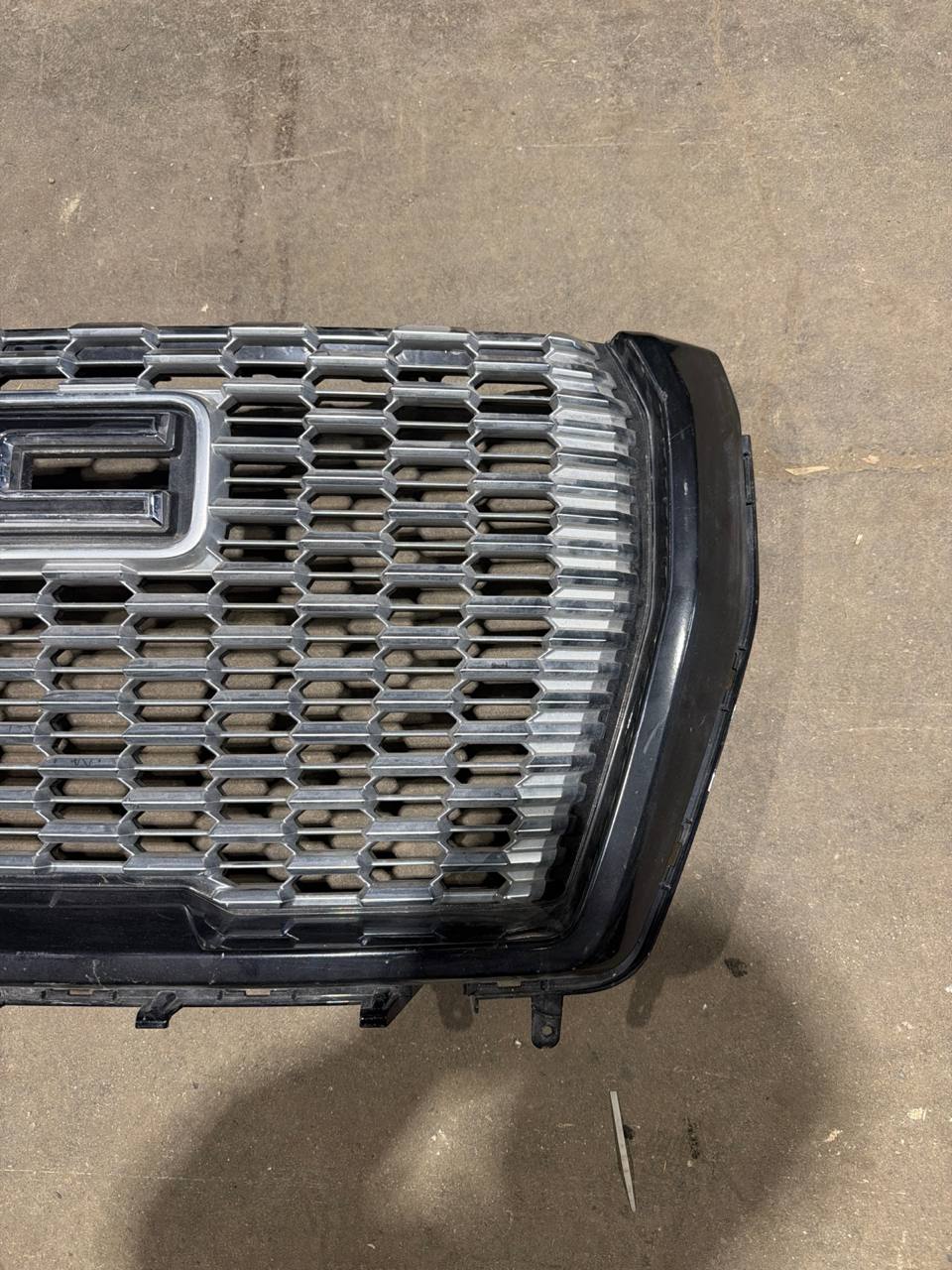 2016-2019 GMC Sierra Denali Front Grille Assembly OEM