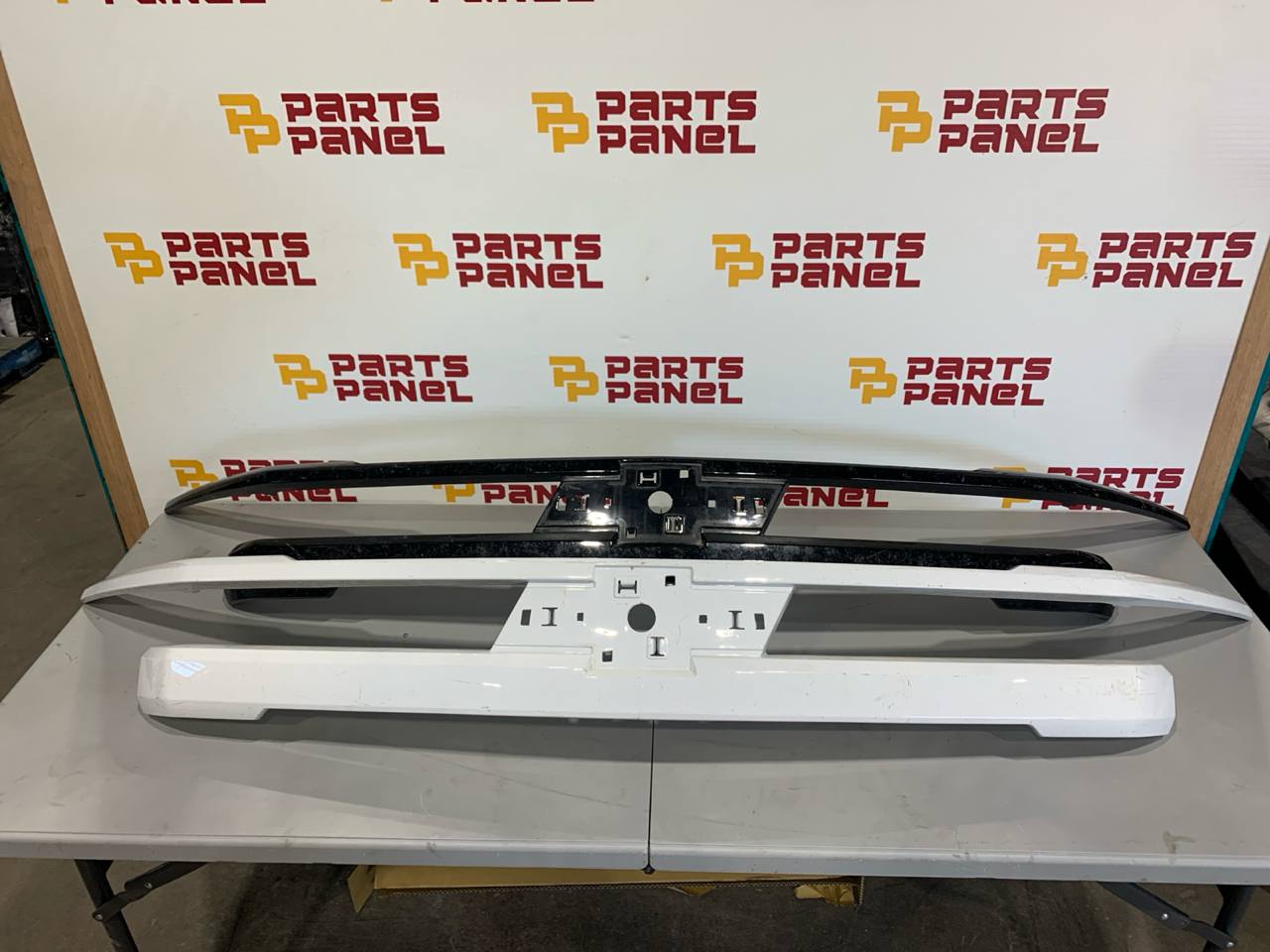 2019-2022 Chevrolet Silverado 1500 Tailgate Applique Trim Panel Bezel Assembly Rear OEM