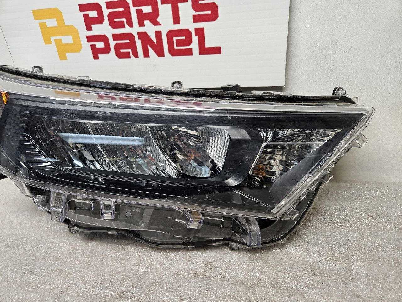 2020-2022 Toyota Highlander Headlight Assembly Passenger Side RH OEM