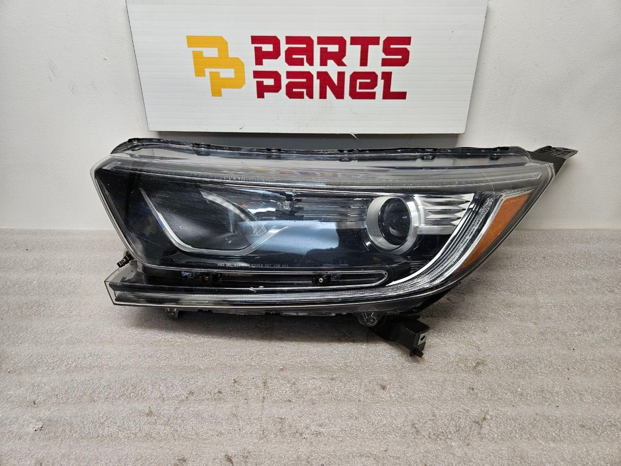 2020-2022 Toyota Highlander Headlight Assembly Passenger Side (RH) OEM
