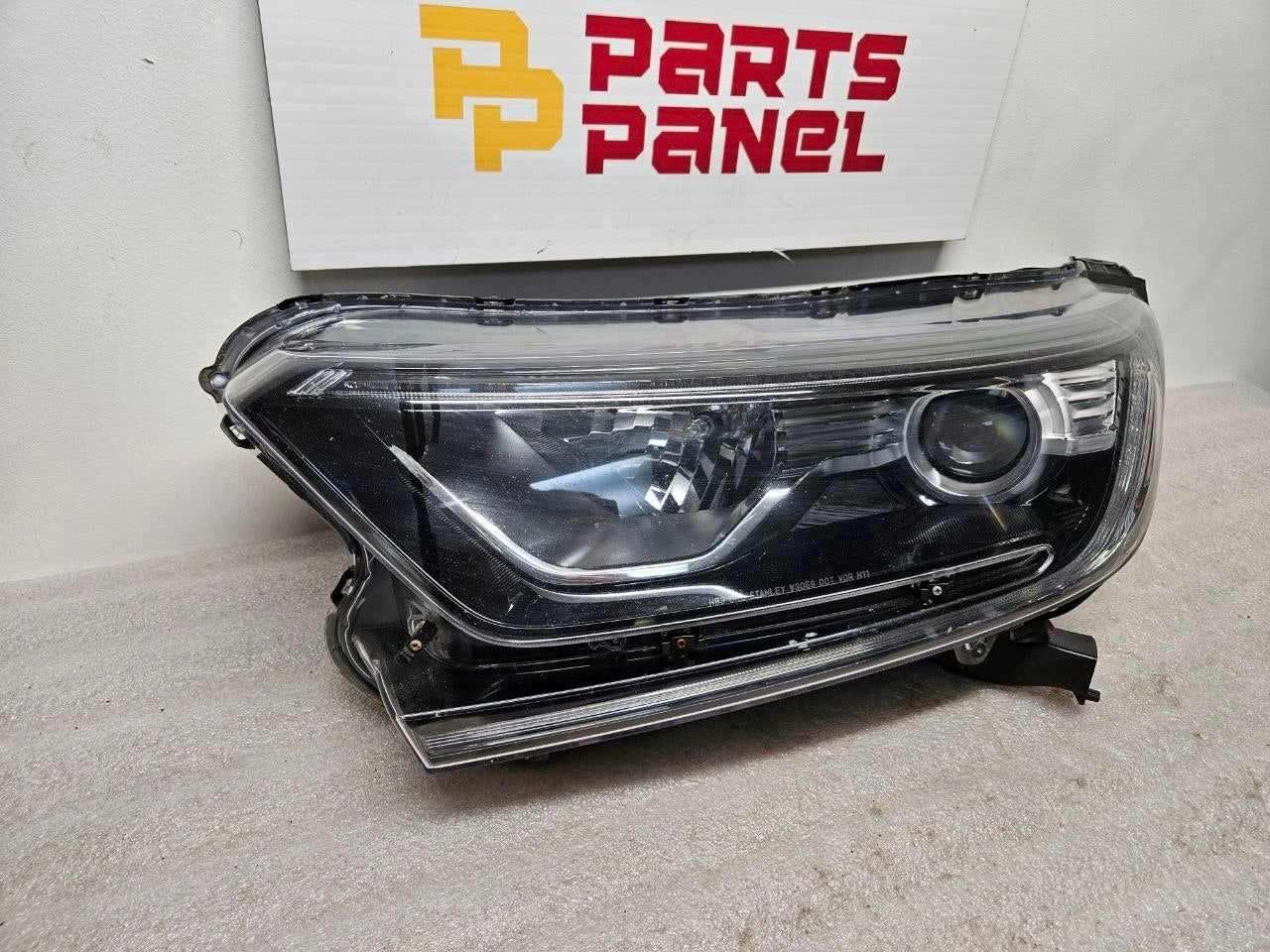 2020-2022 Toyota Highlander Headlight Assembly Passenger Side (RH) OEM