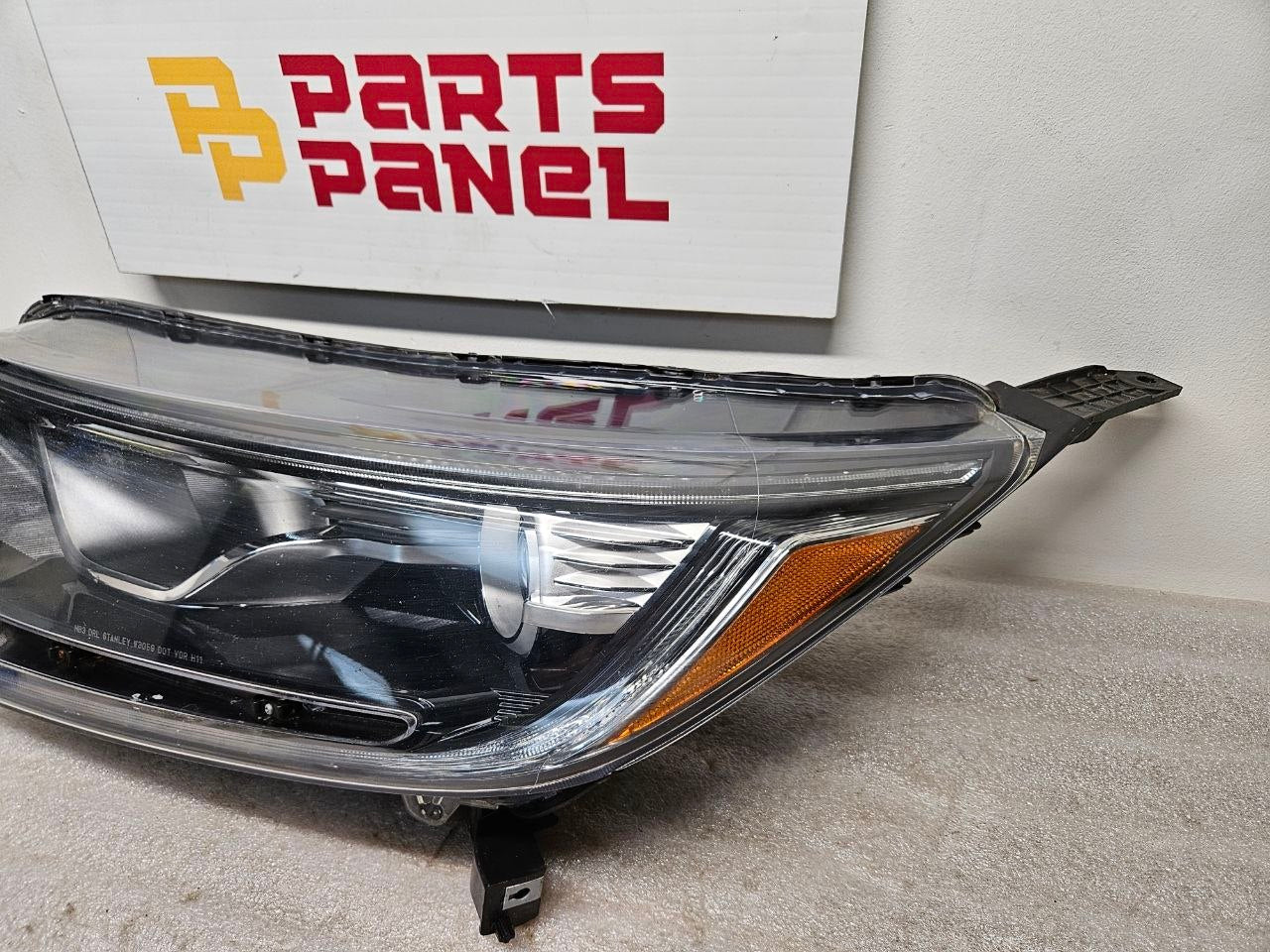 2020-2022 Toyota Highlander Headlight Assembly Passenger Side (RH) OEM